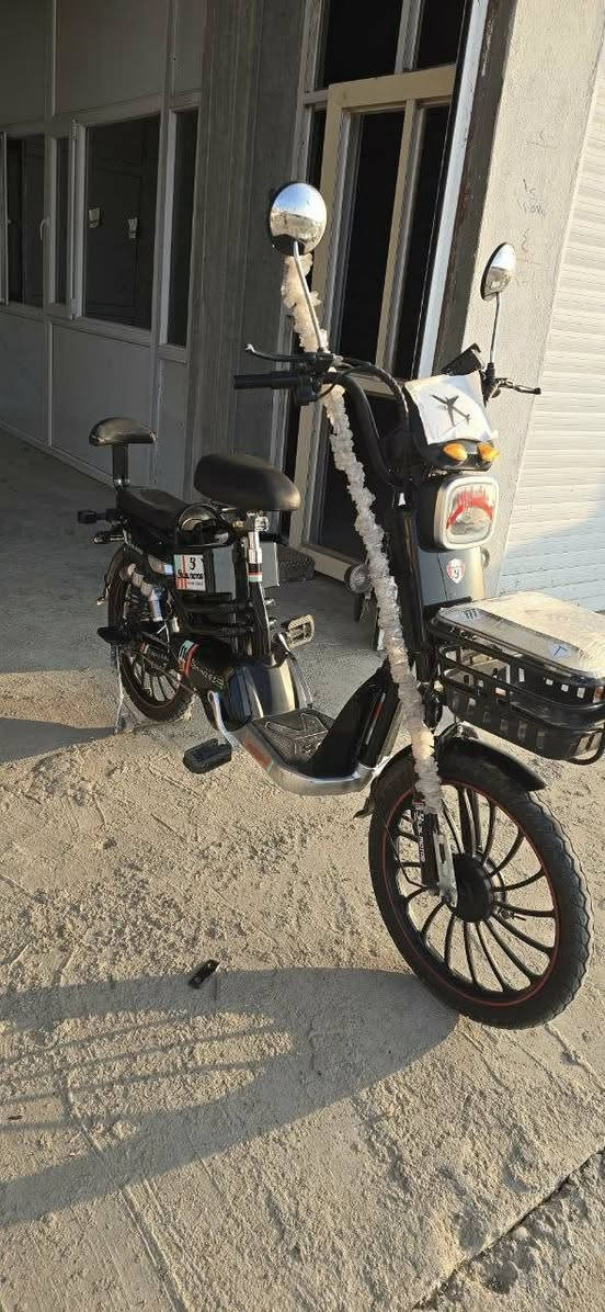 پاسکیلی شەحن بۆ فرۆشتن ماشاءالله ی لێبیت زۆر پاک و خاوێنە 80 حەقیقی ئەڕوا 4 پاتریە  نرخی ٢٥٠ هەزار 
***********
