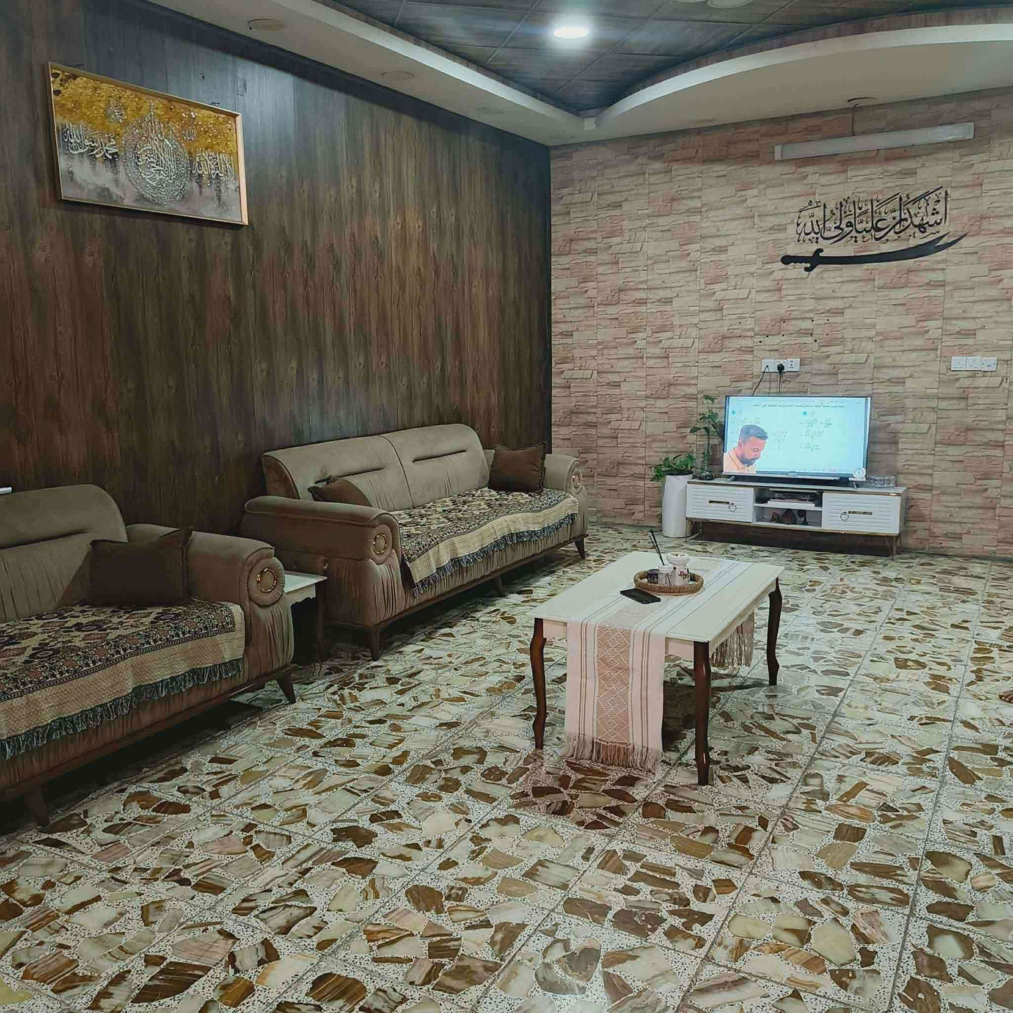 مساحة 200 متر 
حي البساتين حي السلام جانب القناة خلف المشاتل 
طابق واحد 
بناء حديث 
غير متواجد عل فيس الاتصال ***********
