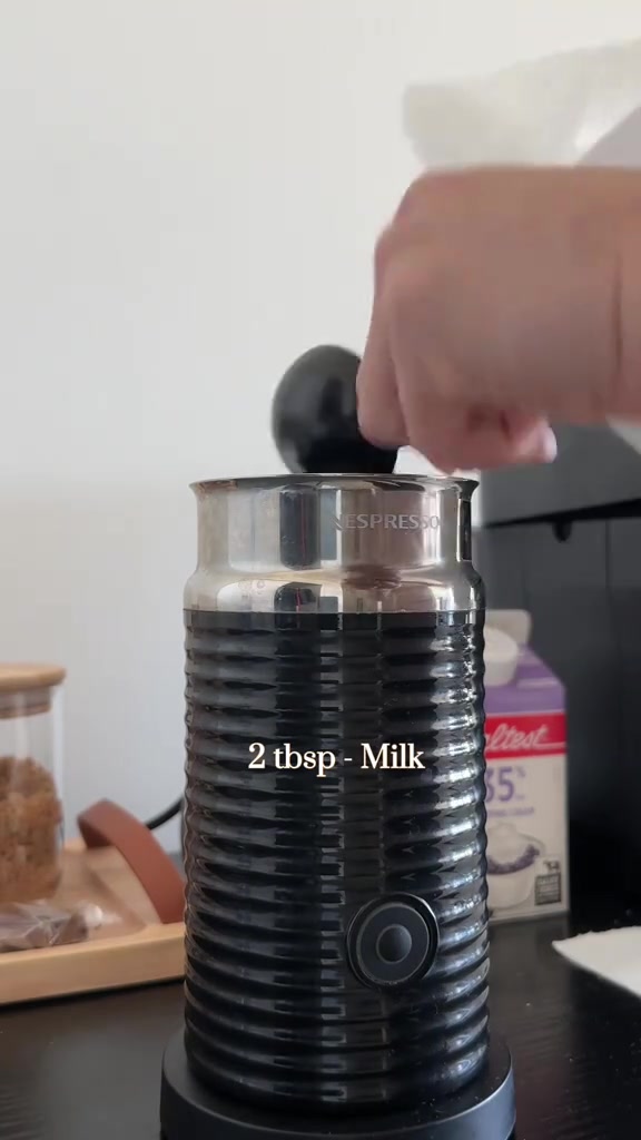 السعر 35 الف 🔥🔥🍫☕️🥛🧋

جهاز نسبريسو ايروتشينو 3 (Nespresso Aeroccino 3) باللون الأسود لتحضير رغوة الحليب.

يتميز الجهاز بتصميم مدمج وبسيط مع زر واحد للتشغيل.

يمكنه تحضير رغوة حليب ساخنة أو باردة في ثوانٍ معدودة.

تبلغ سعته القصوى 120 مل للرغوة و 240 مل لتسخين الحليب.


**إذا كنت صاحب هذا الإعلان وتريد حذفه لأي سبب، رجاءا أرسل رسالة إلى الدعم الفني**