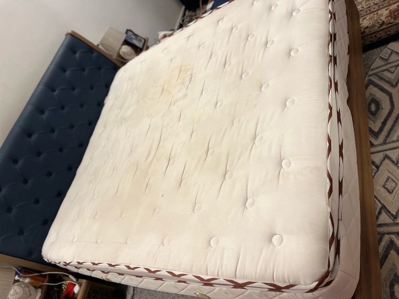 دوشك فاخر بحجم كبير مريح جداً ومثالي للنوم والراحة. مصنوع من خامات عالية الجودة مع تصميم أنيق وعصري. الدوشك مستخدم بحالة جيدة ويناسب مختلف أنواع الأسرّة.