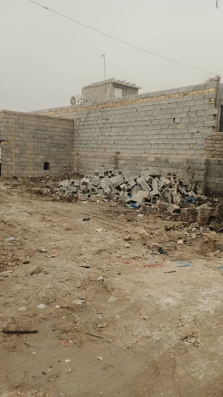 سلام عليكم قطعه او بيت  البيع بحي الفلاح مساحه ٢٢٥ كهرباء وماي بيه وبلوك دبل بيه ***********
