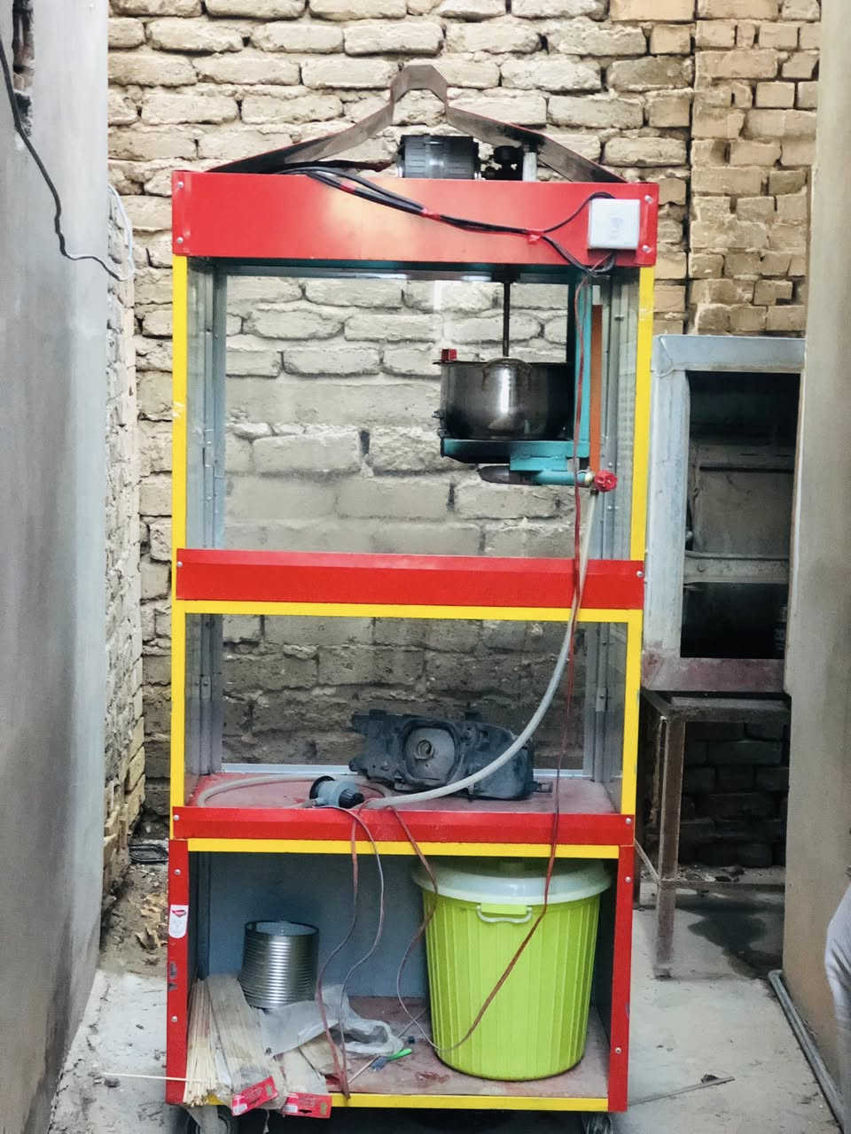 سلام عليكم : مكينة شامية للبيع جديده مشتغله سبوع لا اكثر ماناقصها شي بس تفتح وتسترزق على باب الله السعر ٤٥٠ وبيها مجال بسيط الخاص مفتوح : رقم صاحبه ‭٠٧٧١ ٦٤٤ ٦٠٠٢‬
