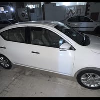 نيسان صني ٢٠٢٣ ماشيه ٣٧ بس مال السياره جدا نصيفه بس بيه تبديل باب ومبد...