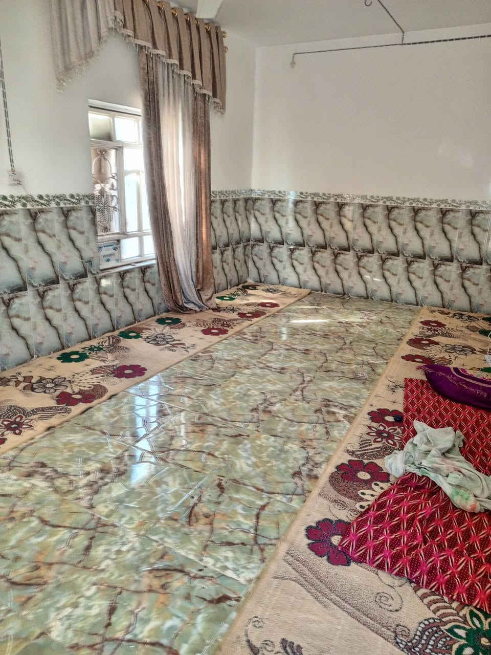 للبيع مساحه 300متر ع طريق السنيه خلف معمل اصباغ كيان ***********
