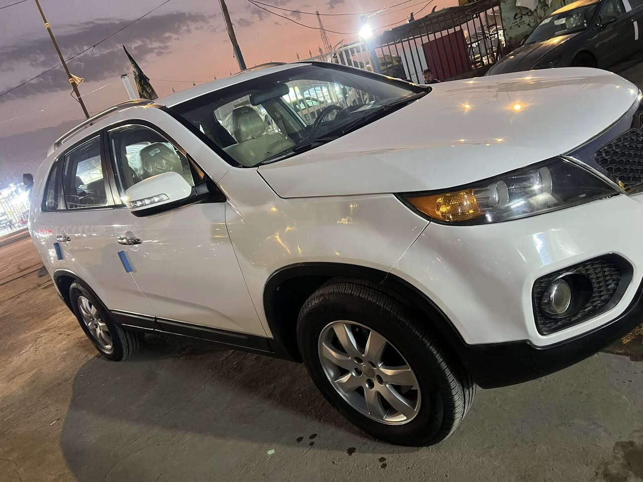 السلام عليكم سياره نوع كيا سورنتو للبيع وارد خليجي بيها جامغ وبنيد موديل 2013 حجم المحرك 4 سلندر عدد الركاب 7 تبريد 3 قطع سنويه 2030 مجدده سياره جاهزه من كل نواحي رقم انگليزي مشروع وطني مكان السياره ميسان السعر 128 بيه مجال قليل الشراي يتصل ***********//***********
