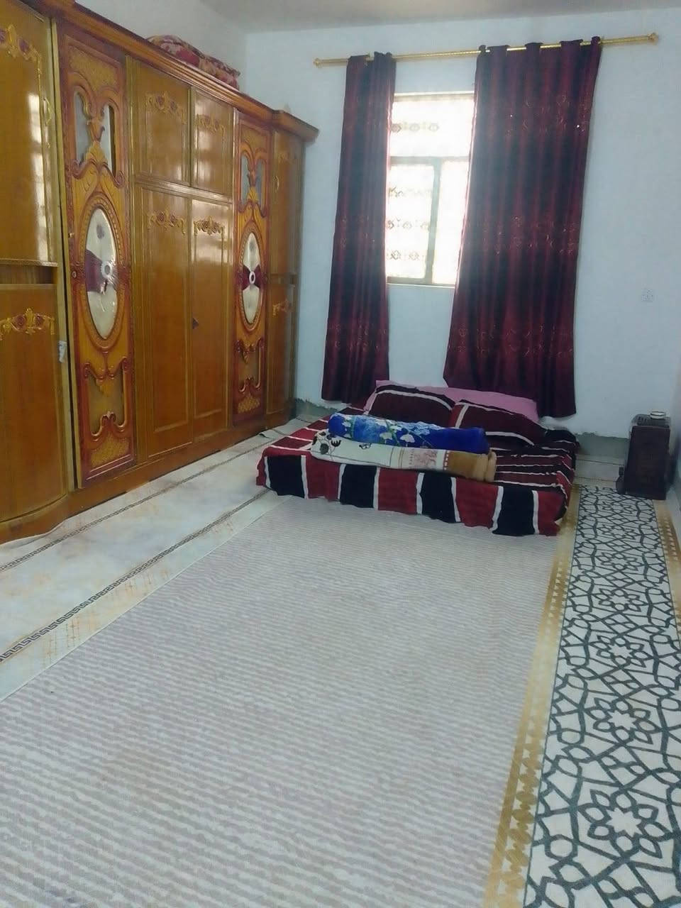 السلام عليكم للبيع بيت مساحه ١٢٠ البيت مسلح مكان البيت ام الكبر والغزلان البيت عله وجهين
مقابيل مدرسه الكرفانات 
الاتصال ***********
