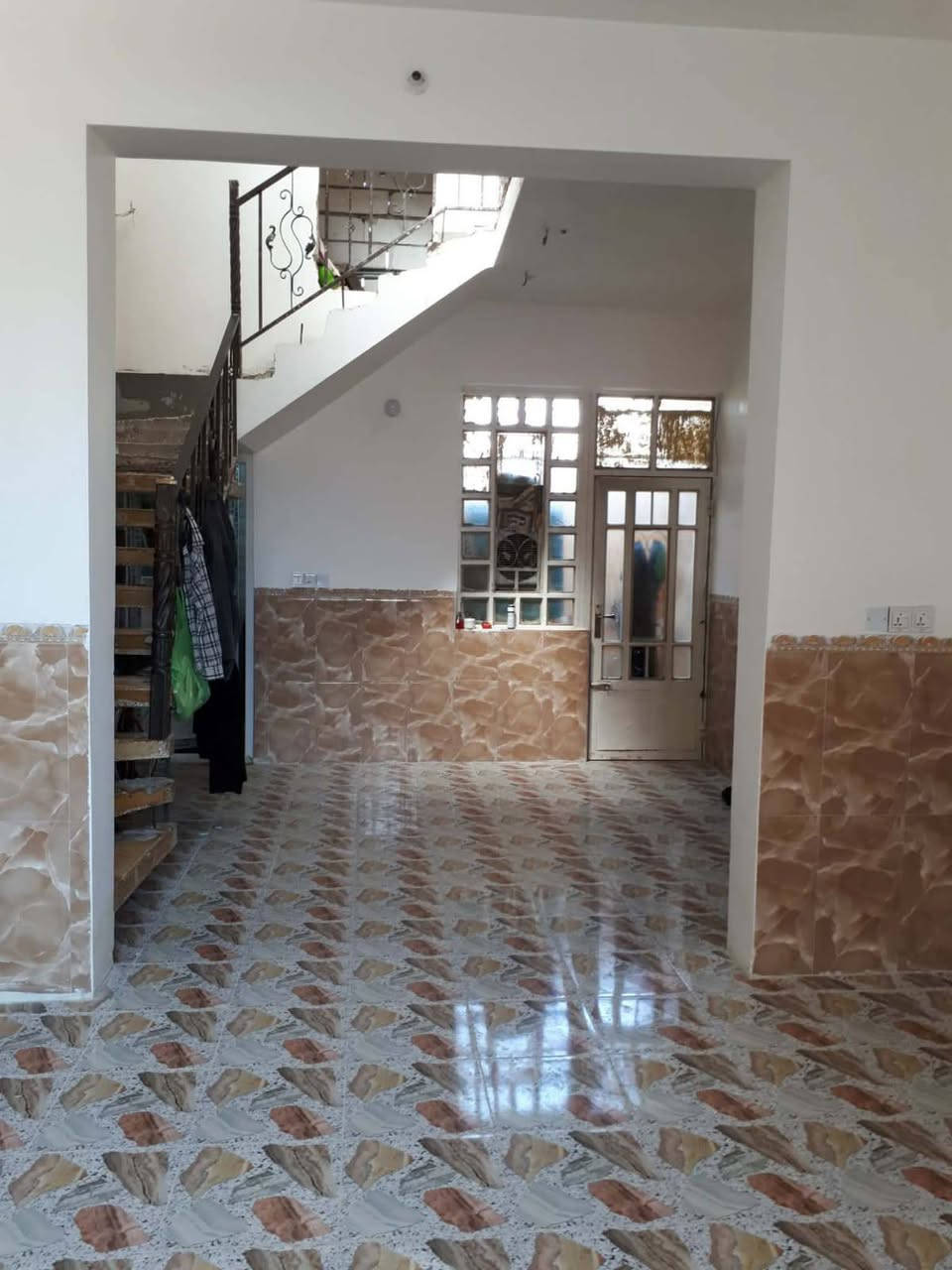 السلام عليكم
بيت معروض للبيع شارع احمد الوائلي- فرع الحداد - فرع العاشر
100متر طابقين 
الواجهية 10*10
البيت يحتوي على مطبخ واستقبال وصالة و4 غرف مع الصحيات قريب عن الامام الحسين 
للتواصل الاستفسار على الرقم الموجود ***********
