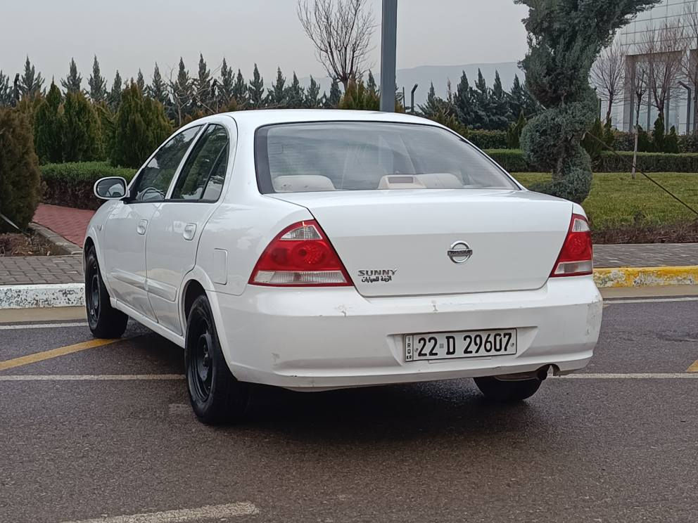 نیسان سەنی2011بێ بۆیاخ. ***********
مواسەفاتی خلیجی ناو زەرد جام کارەبا 
گێڕ ئۆتوماتیک.. گێڕو مەکینەی بەشەرت 
تەبرید ساردو گەرم بەشەرت 
سەنەوی و ڕەقەمی تازەیە بەناو خۆمانەوەیە 
تەحویل خەرامە بەشەرت.
سەیارەکە بێ بویاخە قرجیشی نیە 
تەنها دوو پەڵە کارتو جەن جالیکی وردی هەیە 
سۆنەرەکەیم داناوە.
سعری 99گەڵاو مەجالیکی کەم
ناونیشان سلێمانی راپەڕین 
*********** السليمانية, العراق
