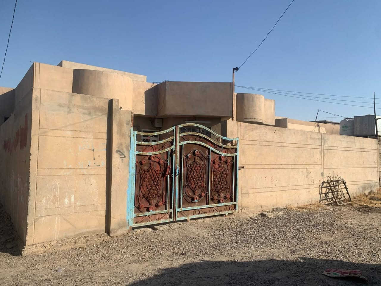 دار للبيع في (حماد شهاب) 300 متر غرفتين نوم 4×5 وغرفه خطار 6×4 ومطبخ 4×5 وهول 3×6وهول ثاني 2×6  ومجمع صحيات
للاستفسار اتصال ***********
