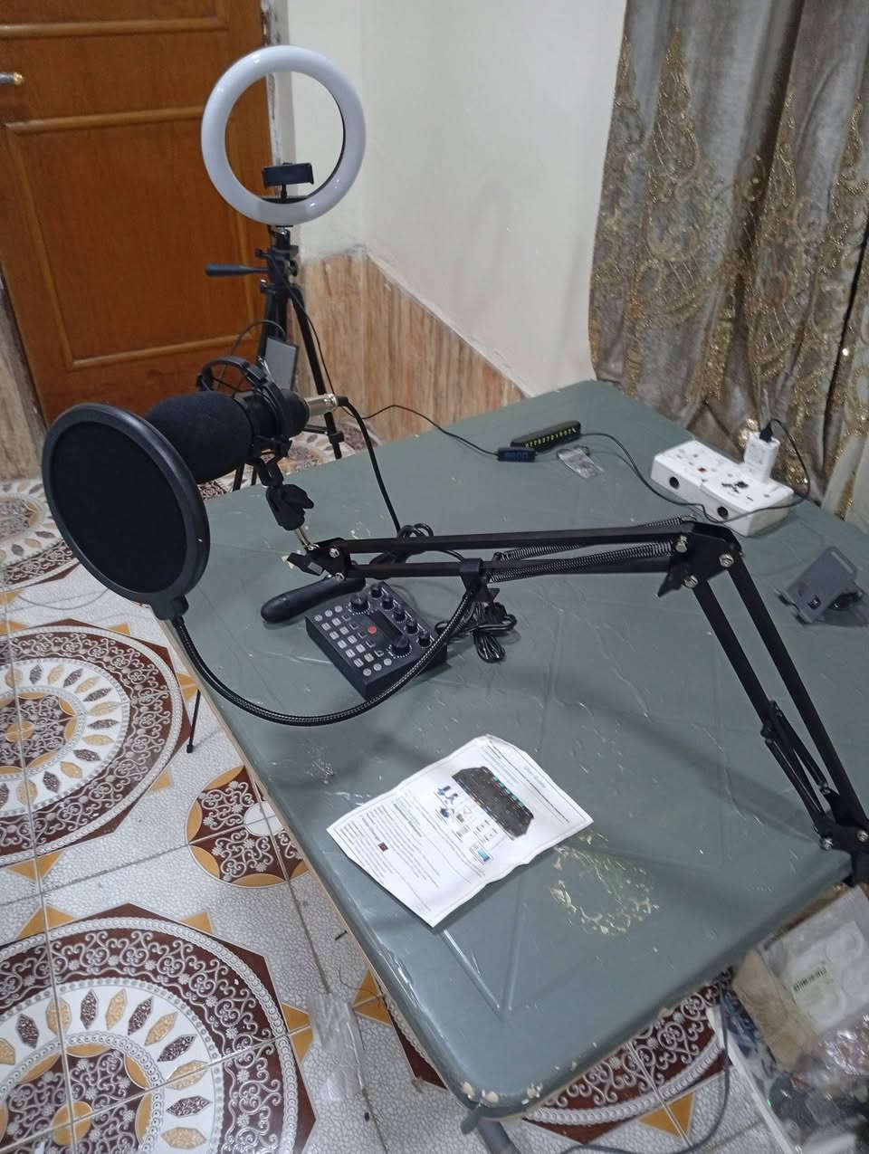 مايك احترافي الملحقات بالصوره على اول تم ٢٥ الف على الواتساب***********
