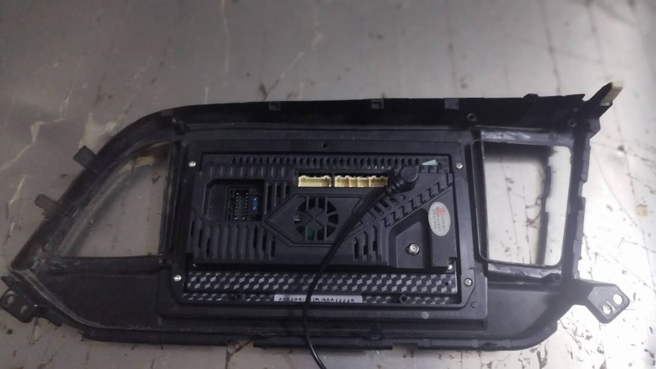 شاشه النترا هيه والاطار مالتها جديده قبل شهر من شادها كامله هيه والاطار والفيشه بدون تحوير عل بلاد سعرها 60الف  شرط عل فحص لاتكطيع ولا تحمه وجوده صوت للتواصل ***********
