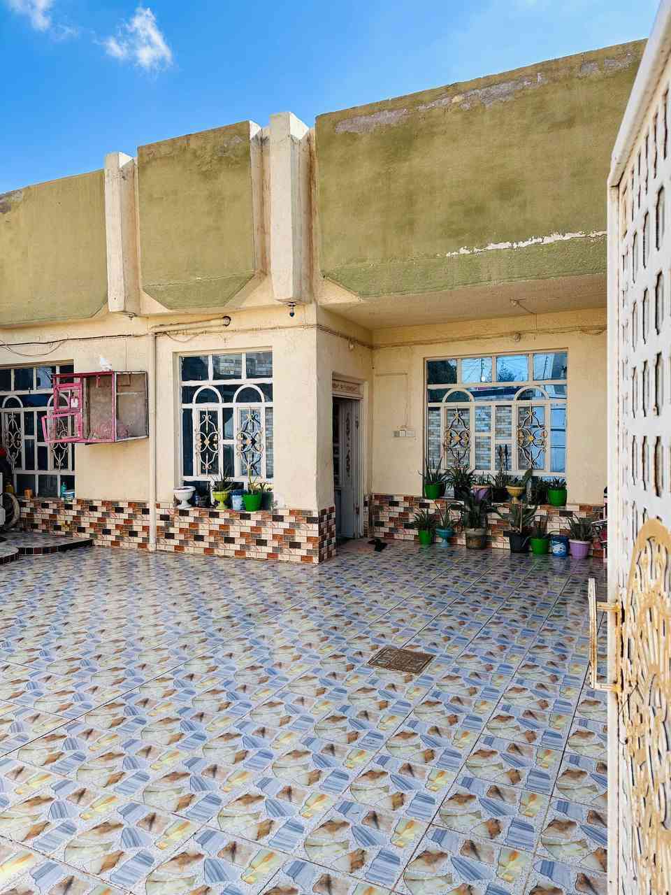 🏡 دار للبيع – الحي العسكري خلف شارع الإمام القاسم (ع) – وجه ع الساحة تارتان  مقابل معهد الاوائل 
━━━━━━━━━━━━━━━
✨ المواصفات:
🏗️ بناء نظيف وحديث
🏢 طابقين
🌳 واجهة على الساحة التارتان
━━━━━━━━━━━━━━━
🔹 الطابق الأول:
🛏️ غرفة نوم
🛋️ صالة استقبال
🍳 مطبخ
🚿 صحيات داخلية وخارجية
━━━━━━━━━━━━━━━
🔹 الطابق الثاني:
🛏️🛏️ غرفتين نوم
━━━━━━━━━━━━━━━
🔹 السطح:
☀️ فرشي
━━━━━━━━━━━━━━━
📐 المساحة: 210 متر
📄 الملكية: طابو صرف
🌿 طارمة كبيرة
━━━━━━━━━━━━━━━
📞 للاستفسار:
📱 ***********
 
━━━━━━━━━━━━━━━━━━
📌 ملاحظة:
إذا عندك عقار للبيع أو مراوس، راسل الصفحة
متوفر لدينا أكثر من بيت 🏠 بمناطق مختلفة (زراعي أو صرف)
📲 التواصل عبر واتساب أو ماسنجر
━━━━━━━━━━━━━━━━━
