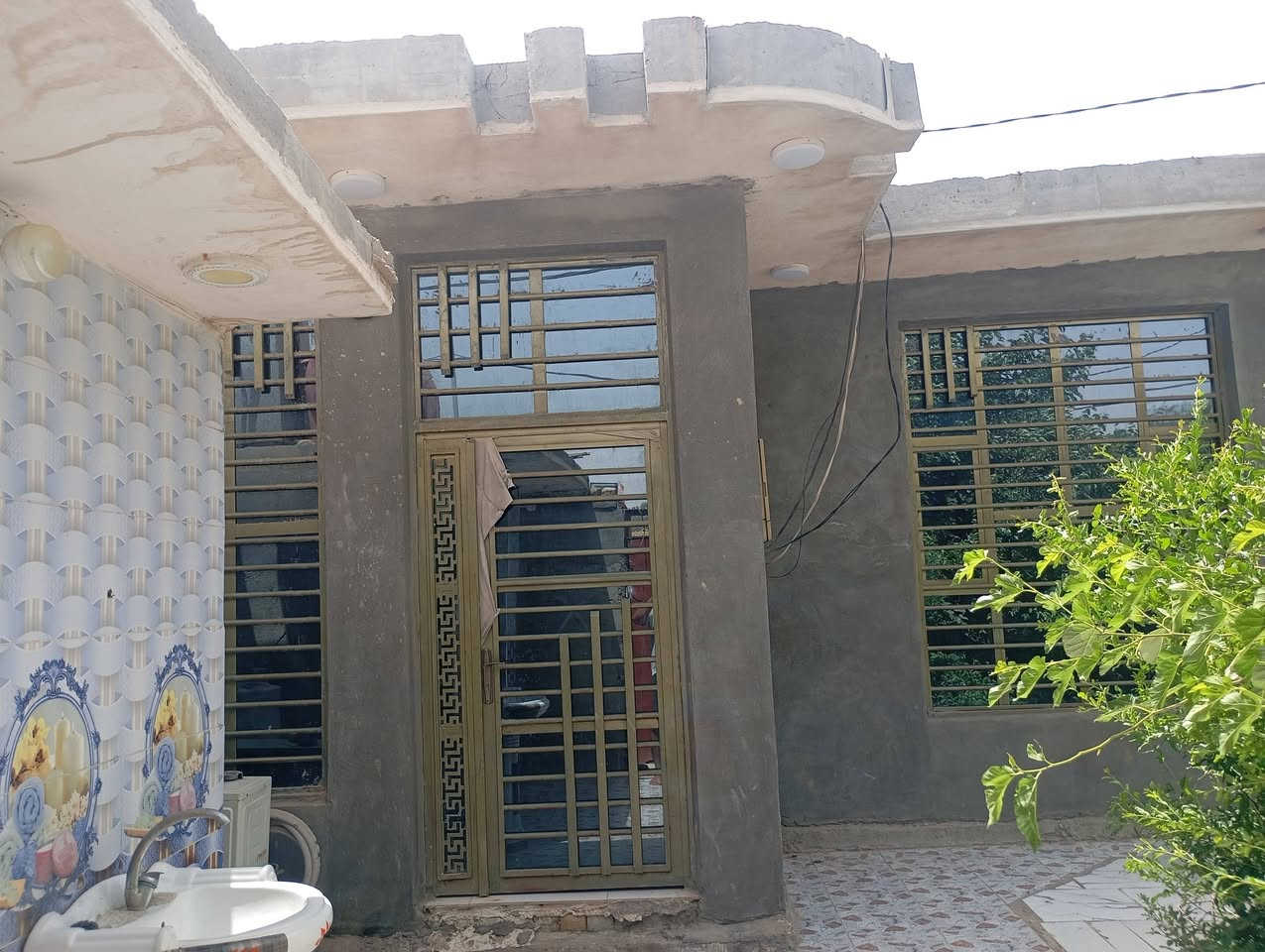 سلام عليكم بيت بحي الصدرين علشط مساحة300 ديوانيه 10*4 صالة 5ونص/7ونص.  غرف نوم 2 اضافه ترك  وره البيت يرهم مشتمل بيه غرفه وصحيات بيت كامل الاستفسار علا هاذة الرقم ***********
