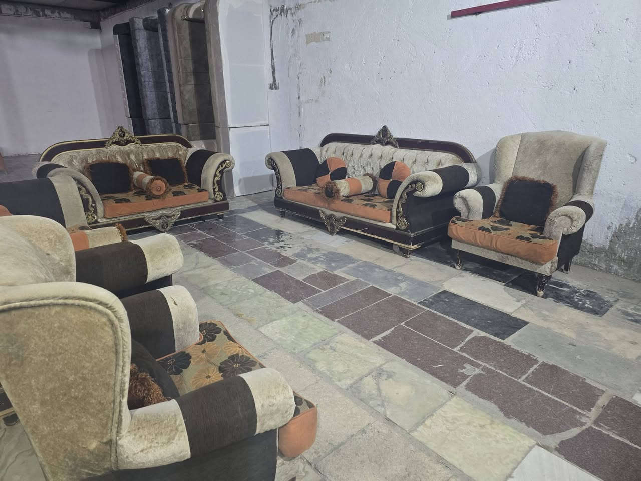 تخم قنفات تسكام صاج ملكي نظيف وجاهز مابي اي ضرر يتكون من 5 قطع 10نفرات مقعد سحاب لسهوله التنظيف مع سيت كوشات السعر 200 العنوان نجف حي العسكري شارع السبيس شارع كريد مول السايدين خلف سوق المخضر ***********
