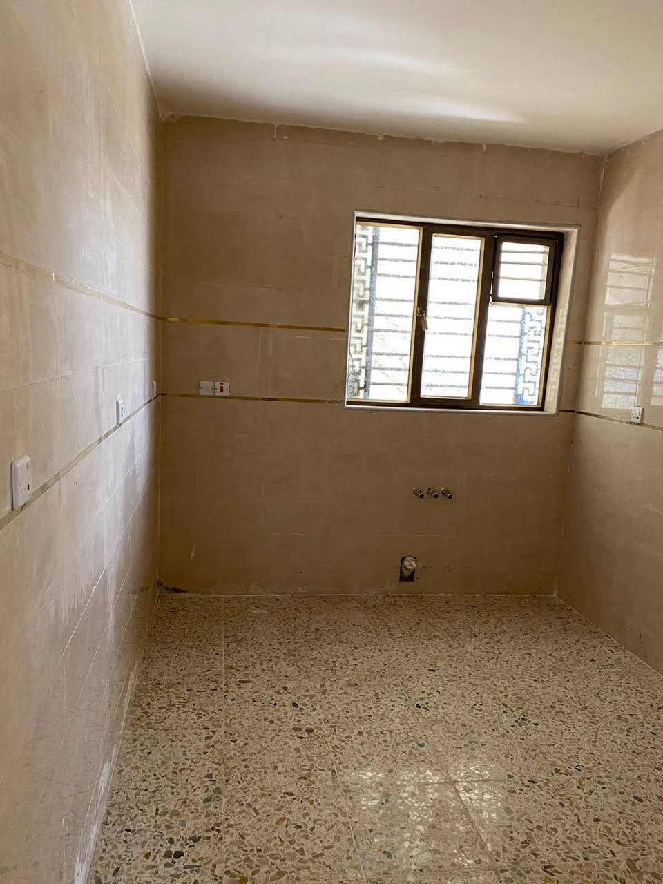 السلام عليكم (للعوائل فقط )
.شقه للإيجارطابق ثاني تقع في كمب ساره قريبه جدا على الشارع العام.
تحتوي على 
1-غرفه نوم عدد (2)
2حمام 
3-مطبخ 
4-هول 
5-خدمات لانترنيت 
6-سخان ماء  
للاستفسار (***********)
