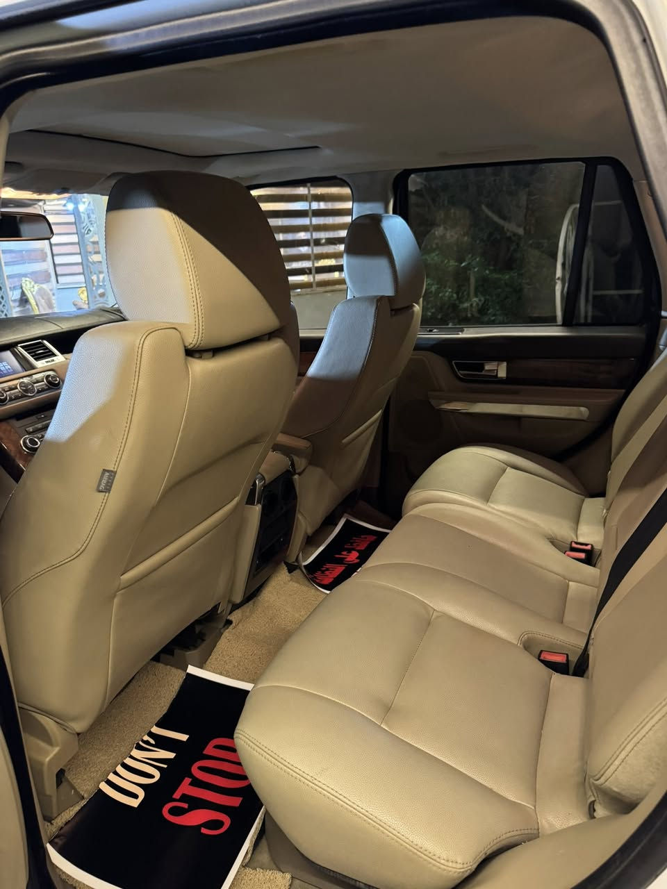 رانج روفر 2013 🇬🇧❤️(امريكي كـليـن)
الموديل: 2013
اللون: أبيض🤍
ماشية:116 الف كيلو❤️
رقم بغداد بااسمي تحويل ثاني يوم
📌 المواصفات الأساسية: 
جكات
5 بصمات
نضام ترحيب 
مري شفط
تحكمات ستيرن
كشنات كهرباء
داخل جلد بلادي
ويل كروم
نضام سستم دمام خلفي
بيها بعد هواي مواصفات ومعروفه مواصفات الرانج
💡 ملاحظات: السياره بيها الباب الخلفي كلير نص منه مصبوغ بدوون حادث✋
💰 السعر المطلوب: 148$ وبيه مجال 
📞 للتواصل:***********
