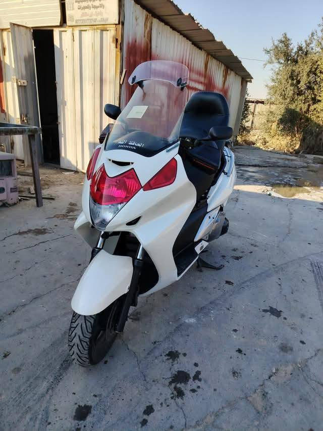 السلام عليكم 
سلفر ونج 600 🔥مرقم رقم بغداد 
كفالة عامة على وضع الشركة 
عليها كاميرات امامي خلفي HD + شاشة عرض
عنواني بغداد اتصال فقط او واتس 
***********
السعر خاص
