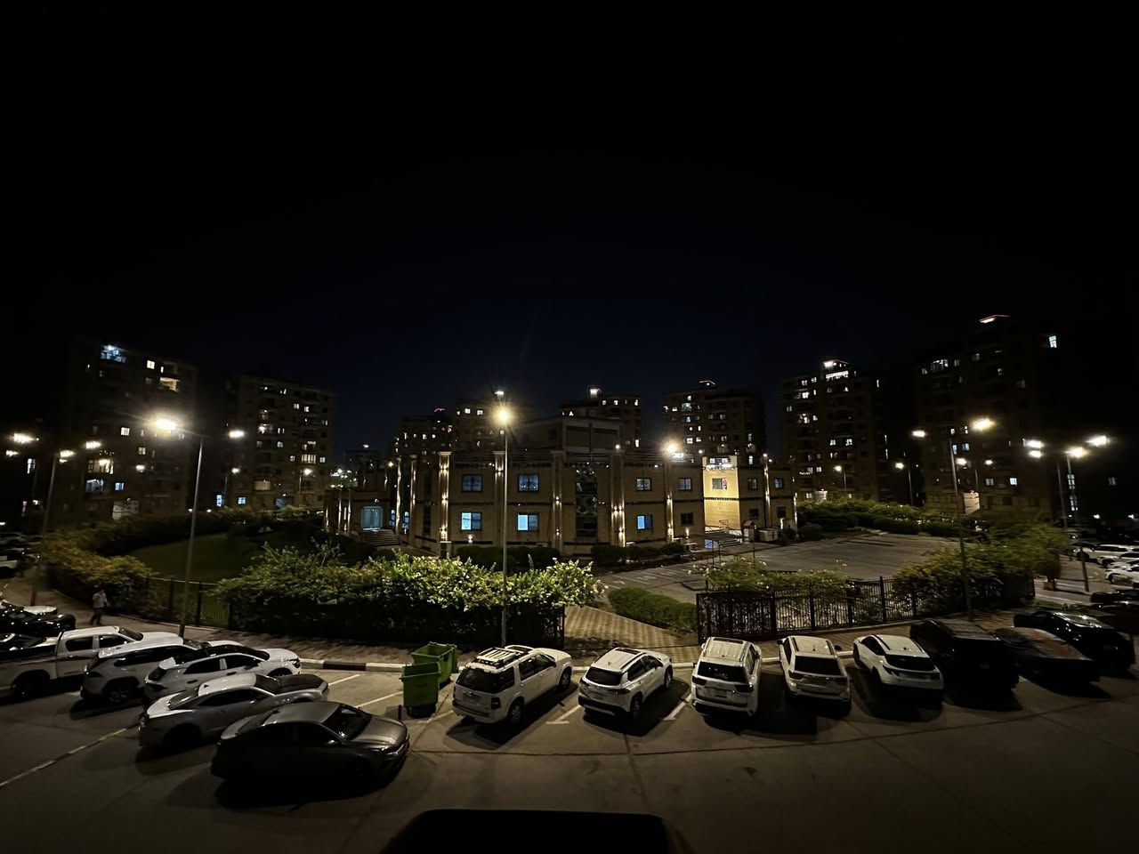 شقة للبيع …. 🏠
المكان : بغداد -حي حطين - مجمع الايادي السكني - مجاور بسكولاته
المساحة ١٩٥ متر
طابق اول مطلة على النادي والمسبح  
مع مصاعد عدد ٢ للبناية
عدد الغرف ٣ نوم ( احداهم ماستر ، ( منزع وحمام وجاكوزي ))
صالة
غرفة معيشة
مطبخ اسباني
حمام  عدد ٢  
سيراميك  اسباني 
ارضيات مرمر 
بالكون عدد ٢
سبالت عدد ٤ ماركة Tissot
سخانات امريكي عدد ٢
الشقة ملك صرف سند طابو المنصور ولا يوجد بذمتها تسديد مصرفي وما الى ذلك .
تحويل مباشر من البائع
البيع مفروشة او فارغة حسب رغبة المشتري .
للاستفسار *********** متوفر واتساب
