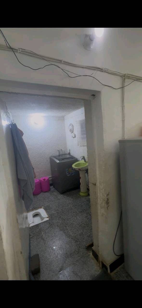 دار للبيع طابو صرف 100متر  طابق واحد مدخل واحد استقبال وخدمات ومطبخ وغرفه نوم مكانه الشرطه الخامسه قرب اسواق اميره شارع مقرنص للتواصل على الرقم ***********
الدار عمرها شكد؟ وهل هي جديدة لو مجددة/مترممة؟: 
الدار قديم لكن مرمم 

شنو حالة الكهرباء والسباكة والسقف؟ بيها أي رطوبة، تسريب أو شقوق؟: 
جيده
الطابو الصرف شنو تفاصيله بالضبط: باسم منو، نظيف وما بيه أي قيود أو مشاكل؟: 
الطابو بأسمي 
السعر المطلوب شكد؟ وهل أكو مجال للتفاوض بعد المعاينة؟: 
110 مليون قابل للتفاوض بس قليل
الدار منو ينقلها/يباعها وين بالضبط؟ إذا تحب اذكر رقم أقرب معلم أو حي بشكل أوضح حتى يسهل على المشترين الوصول.: 
قرب اسواق اميره 