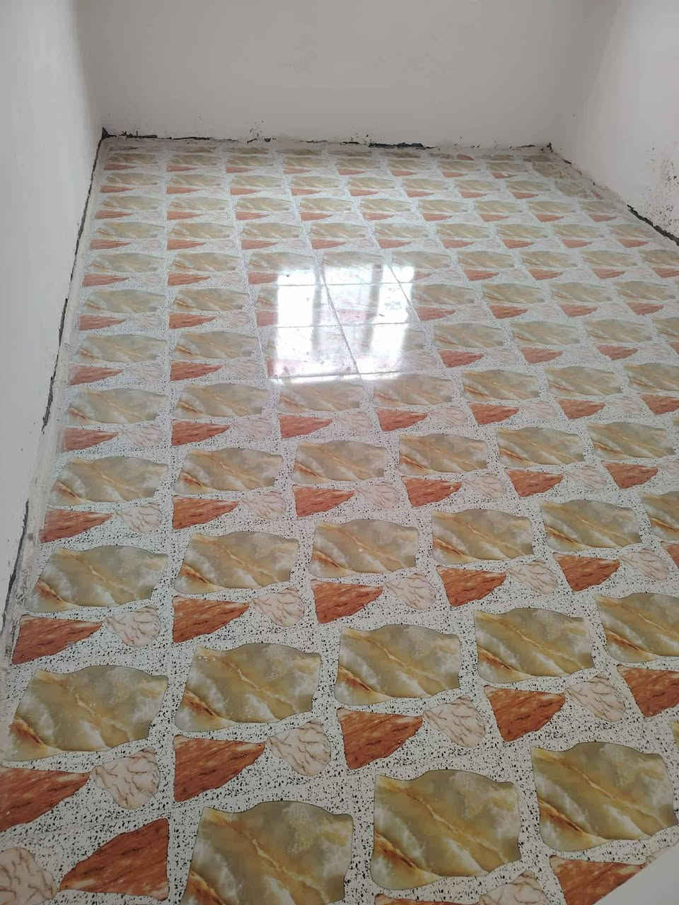 السلام عليكم خلفه سراميك جدران ورضيه بأنواعه درج عدل فر شغل درجه واله داخل بغداد فقط ***********
