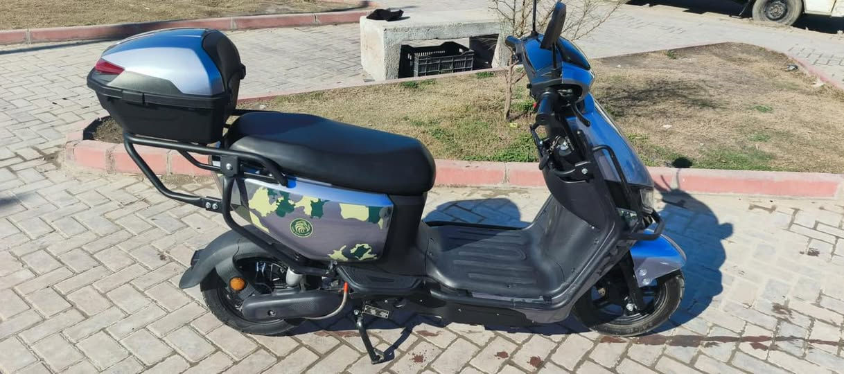 دراجة كهربائية أنيقة وقوية، استعمال شخصي وخالية من أي أعطال،
المميزات:
 • بطارية قوية وتعمل بكفاءة 
 • شاشة ديجيتال واضحة
 • إضاءة LED أمامية وخلفية
 • بوكس خلفي كبير للتخزين
 • مرايات + ستاند جانبي ووسطي
             سويج عدد (٢) بصمات عدد(٢)
             تشغيل عن بعد  مع درع حمايه
            6 بطاريات مسطره ملف ٢٤٠٠ سرعه حقيقه ٨٠ 
            نظام بك وثلاث سرع 
              دراجه استعمال قليل كلش شهرين 
             مكانه بغداد شهداء البياع 
             رقم الهاتف :***********  
             السعر ٨٧٥ وبيه مجال بسيط
