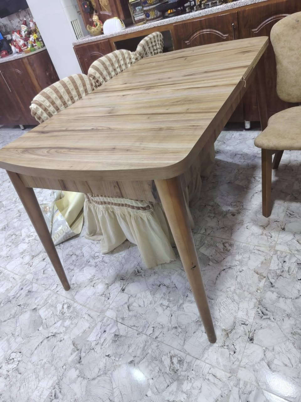 للبيع ميز يتكبر ويصغر و8كراسي ب200وبي مجال ***********
