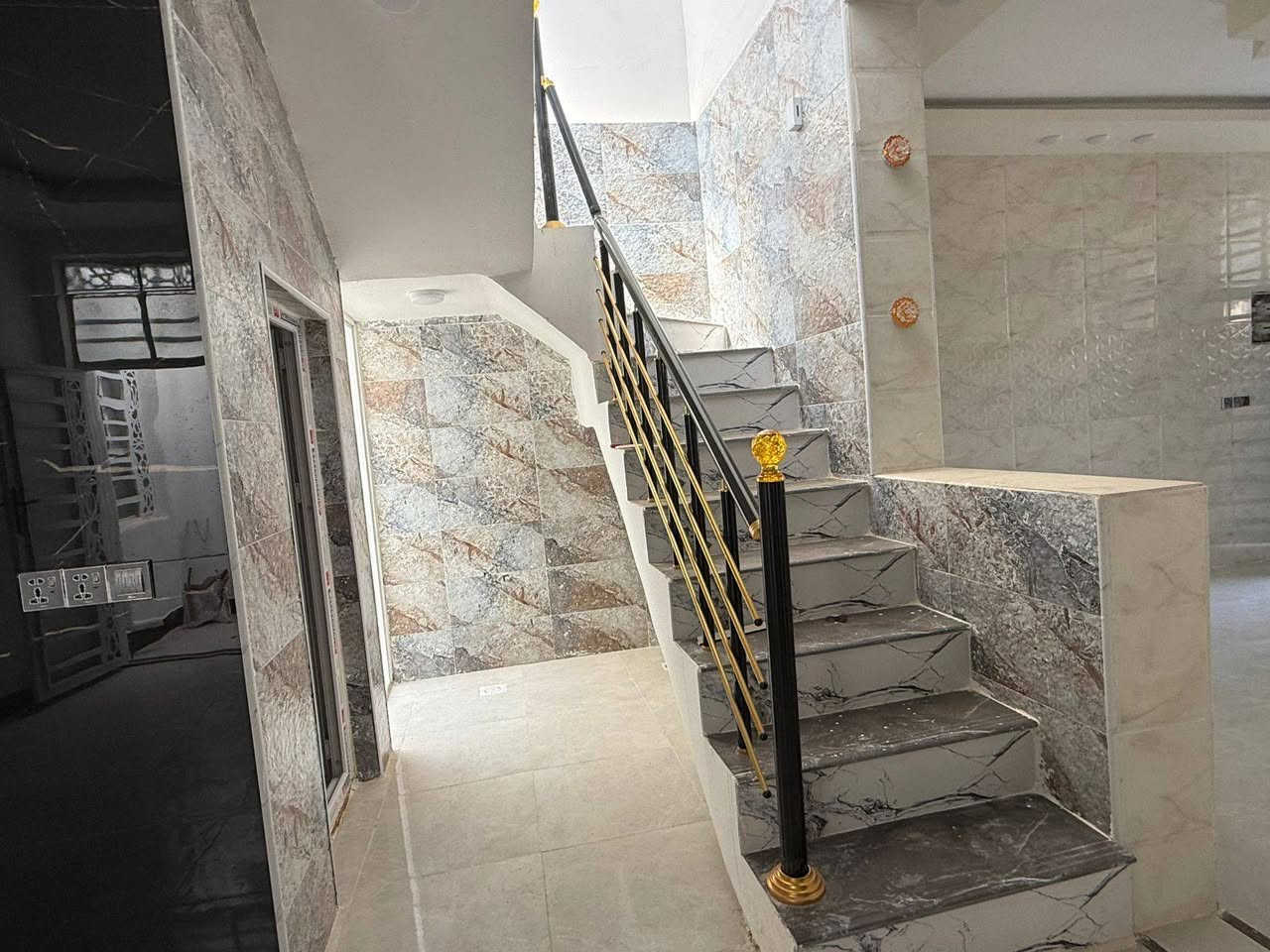 بيت  للبيع🏘

مساحه 150 متر طابق واحد غرفتين🚩 طابو زراعي سند 25 🚩  قرار محكمة 

سعر مناسب. /// بناء درجة اولى /// 
الستفسار او مراجعه انتصل ودلل📞☎️ ***********

#احجز_بيت_حلامك_الرائع

عنوان 🏘البيت نجف الشرف  على شارع المطار
مقابل   العسكري عمود 250 شارع الصب

تفاصيل 2 غرف وصاله ومطبخ  وصحيات داخل وخارج

جميع الخدمات ماء كهرباء  تبليط🛣 و مدارس ناره ليليه

بناء طابوق اساس وسقف صب كونكريت 

   الستفسار ☎️***********
 ملاحضه البيت غير مسكون

يوجد لدينا كافت العروض وبسعار مناسبه  معا  الخدمات🏗يوجد لدينا جميع المساحات
