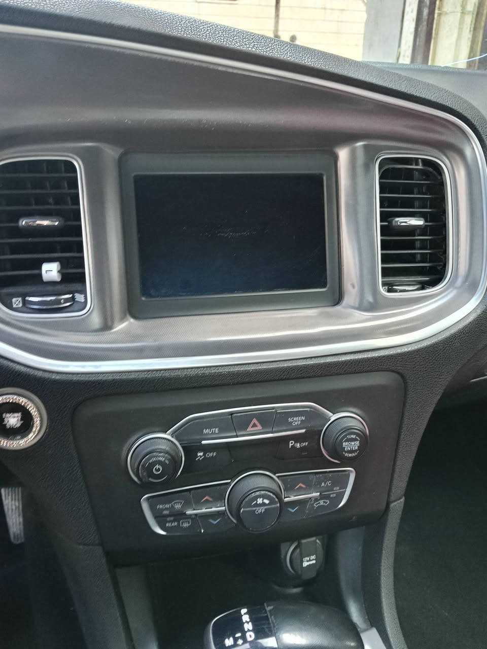 اسلام عليكم جارجر للبيع موديل 2019 مواصفات سلايت SXT  السيارة بها خمس قطع صبغ شرط بل دوخل وبل اربك رقم  سليمانيه شرط التحويل مكان السياره الموصل ***********
***********
