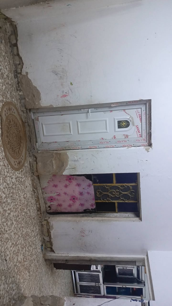 بيت للبيع مساحة 150 متر الواجهة 7ونص والنزال 20 في منطقة ام الكبر والغزلان شارع الضغط قريب ع الشارع العام يحتوي على الطابق الاول غرفتين واستقبال ومطبخ وحمام وتواليت الطابق الثاني 4 غرف وحمام وتواليت السعر 195 وبي مجال ‏‪***********‬‏

