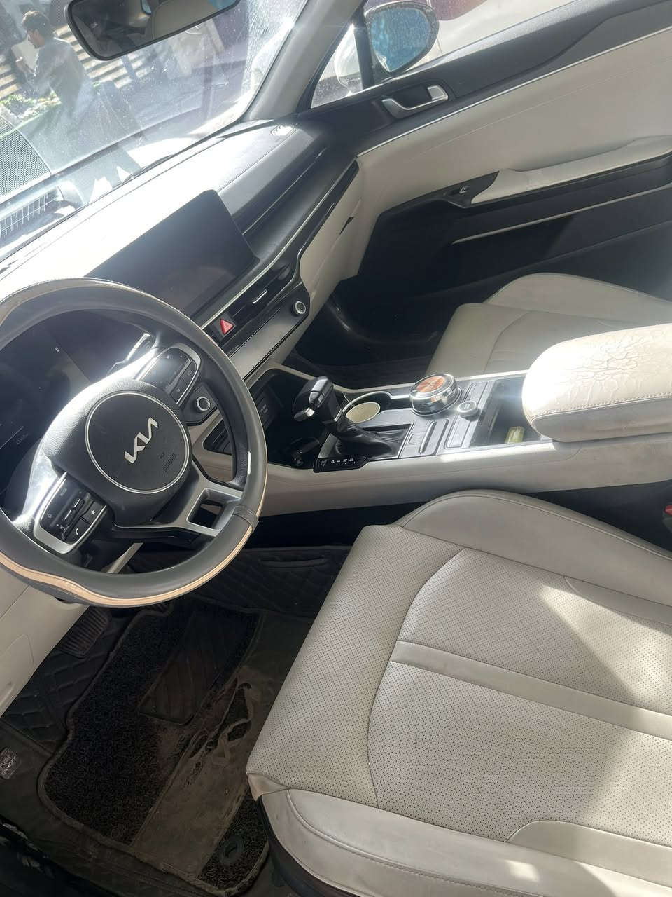 السلام عليكم
للبيع K5 2024 شكل 2025 خليجي 

فول مواصفات 🔥

1-بنوراما بلكامل

2- بصمات عدد 4 (بصمة تشغيل وبصمة أبواب وبصمه جنطة)

3- كشنات جلد

4- تبريد بيانو

5- كامرة خلفية

6- أنظمة قيادة عدد 5 

وبعد بيها مواصفات 

رقم بغداد ابسمي 

محرك 2500 جتي لاين تنفس طبيعي 

ماشية 43 الف 

سيارة جديدة 

سيارة جاهزة ما ناقصها شي 

السعر 230 $ 

اي استفسار *********** 

مكان بغداد الاسكان مقابل كلية العلوم الاقتصاديه
