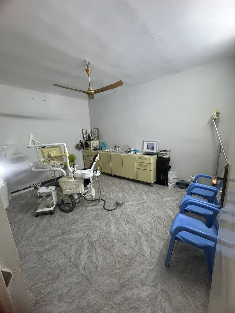 السلام عليكم 
شقة للإيجار تصلح عياده طبيه وتصلح معهد تدريس خصوصي 
وتصلح مركز تجميل (صالون ) تحتوي على غرفتين وصاله ومطبخ وصحيات وبالكون ويوجد سطح 
العنوان الشماعيه شارع المرطبات قرب بسام ابو الفلافل 
للأستفسار على الرقم ***********
