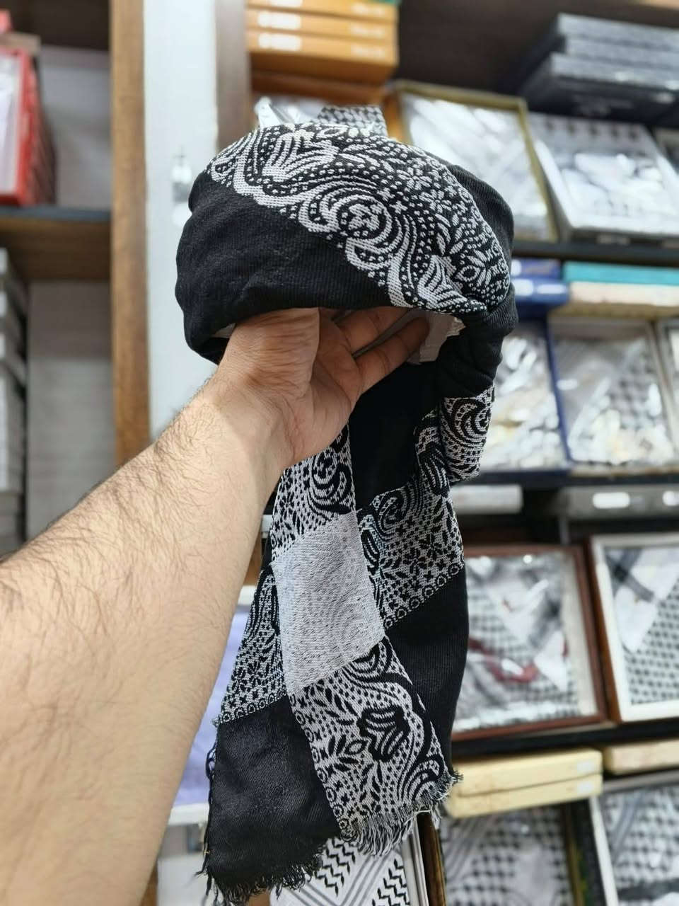 الصالحي للزي العربي والخليجي العنوان بصره تنومه قرب فلكه ابو مهدي المهندس بداية شارع الصالحيه 
***********
