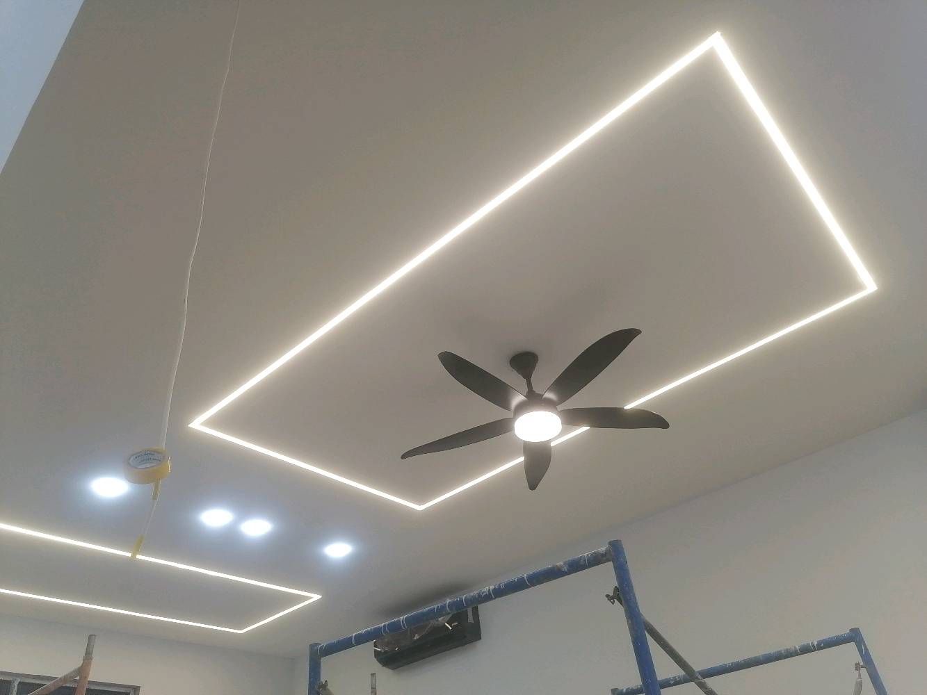 السلام عليكم
مستعد للتاسيسات الكهربائية للمنازل والمحال وبكفاءة عالية وباسعار مناسبة جدا
للاستفسار الاتصال بالرقم: ***********
او ***********