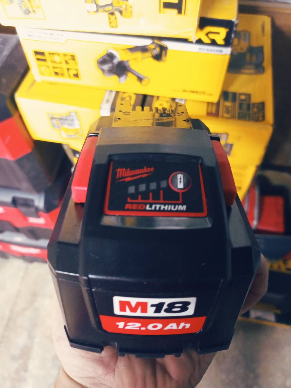 بطارية ميلواكي ١٢ امبير
جديد 
اصلي 
عرض خاص 
السعر ٢٢٥ الف 
***********
واتساب
