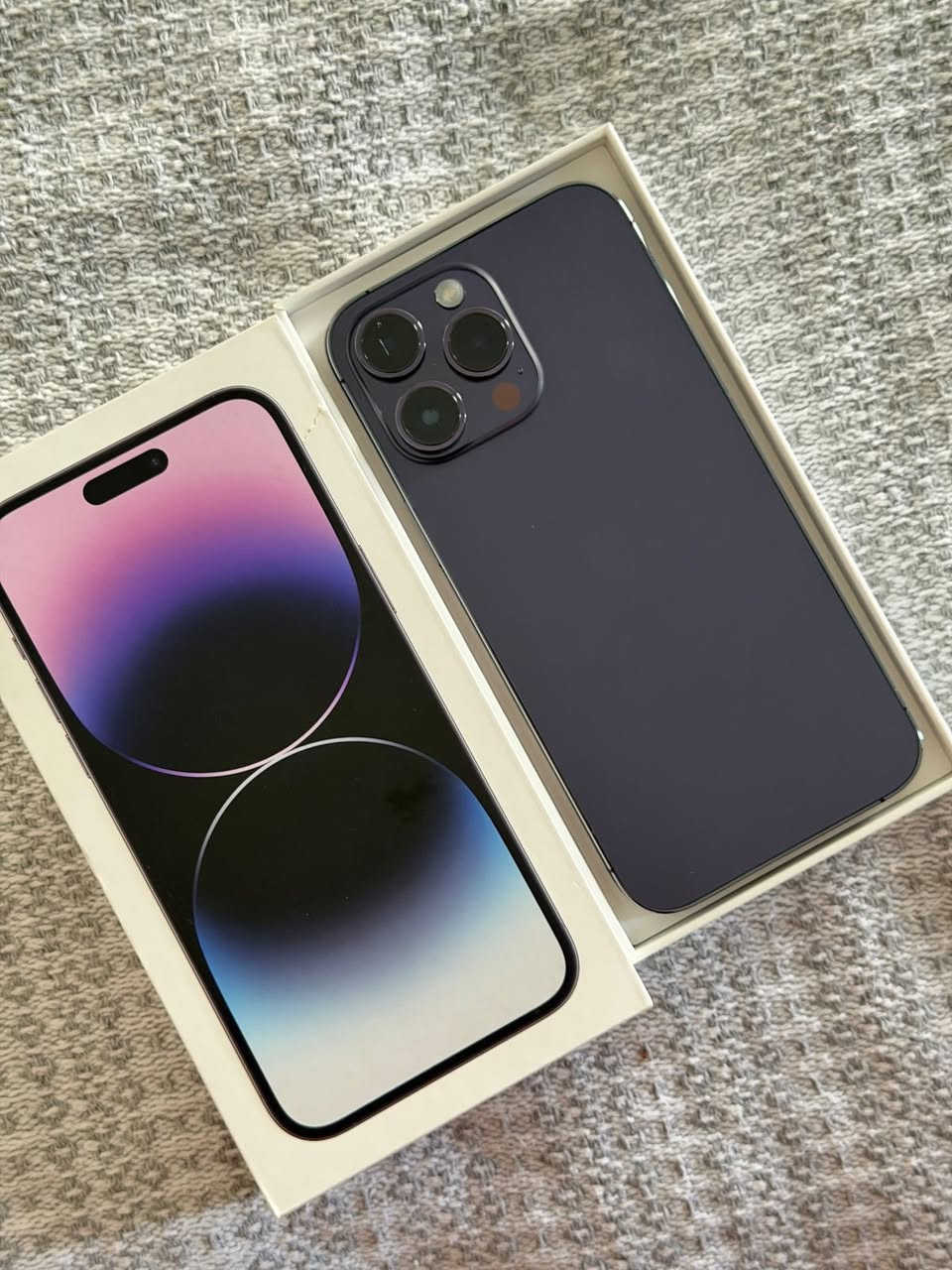 السلام عليكم 
ايفون ١٤ بروس ماكس 256 
بطارية ٧٧ 
بي فطر بالكامرة الخلفية خفيف كلش
ممفتوح ولا داخل تصليح ابد 
ووتر بروف  
نظافة الجهاز ٨٠٪؜ 
جهاز كامل مع ملحقاتة كاملة 
مكاني بغداد حي البنوك  
***********
