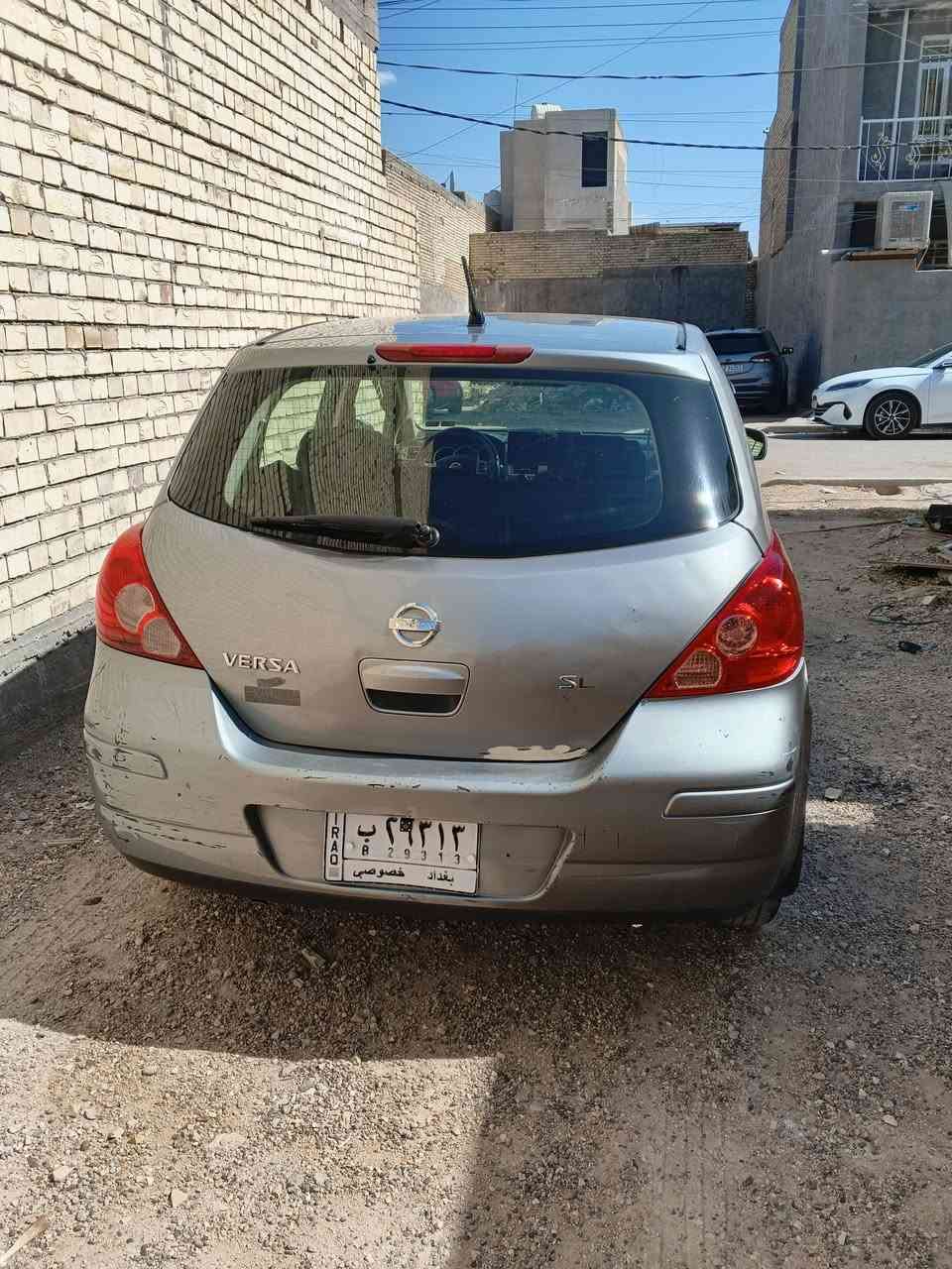 سلام عليكم عندي فيرسا أمريكي موديل 2009 مكينه 1.800 حادث بابتين وصور كدامكم كير تبريد صدر تايرات كله تمام فقط مكينه بخار كلش قليل بيه شاشه مكاني تقاطع درويش حي التراث سعر 60 مجال قليل تلفون *********** ابو عبد الله

