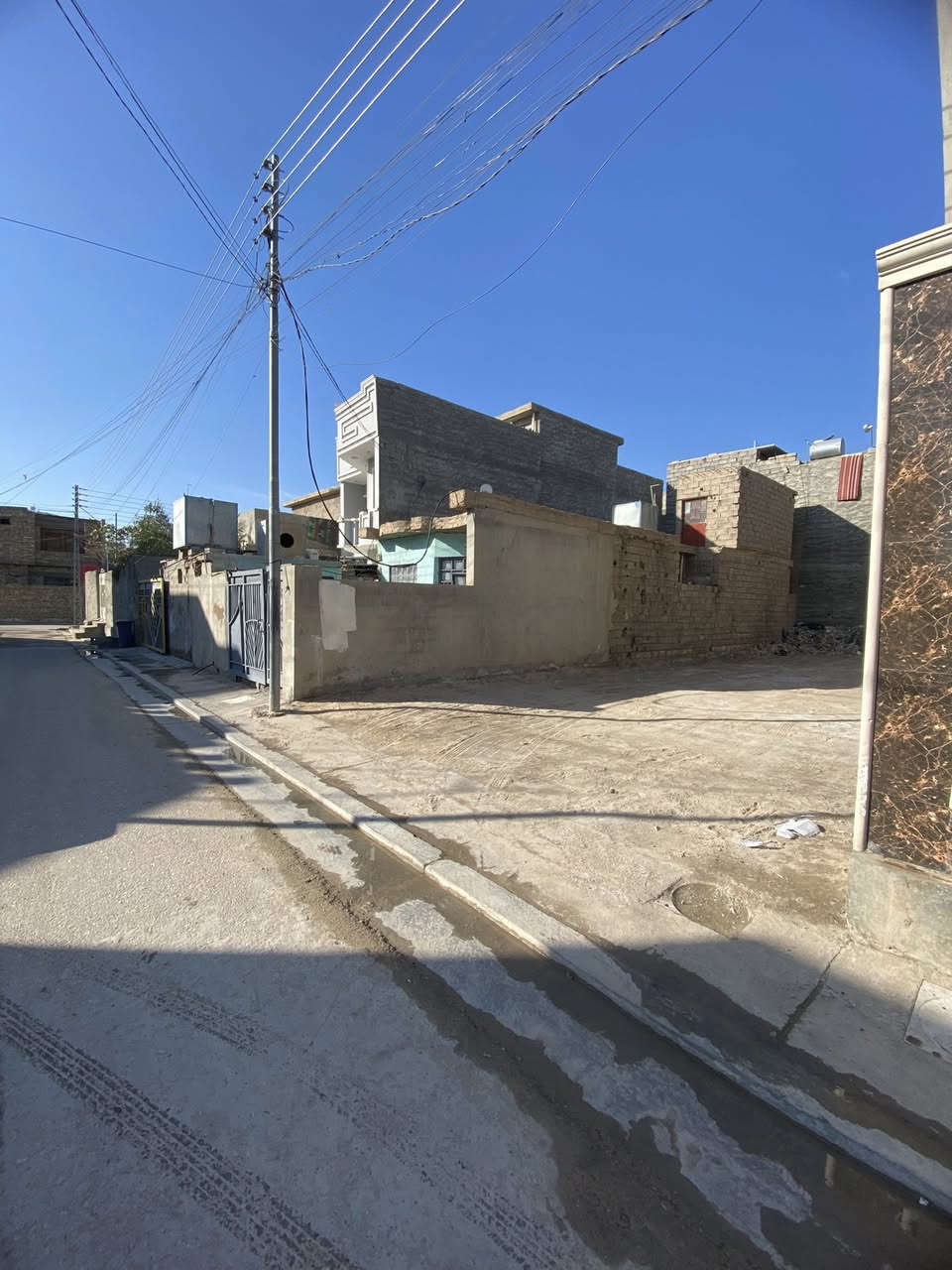 قطعت ارض  في حي الشهداء 
المساحه 154 متر 
مطله على شارع 8 ونافذه على شارع 40 من الجهتين
في منطقة ال7000 للأستفسار التواصل ***********
