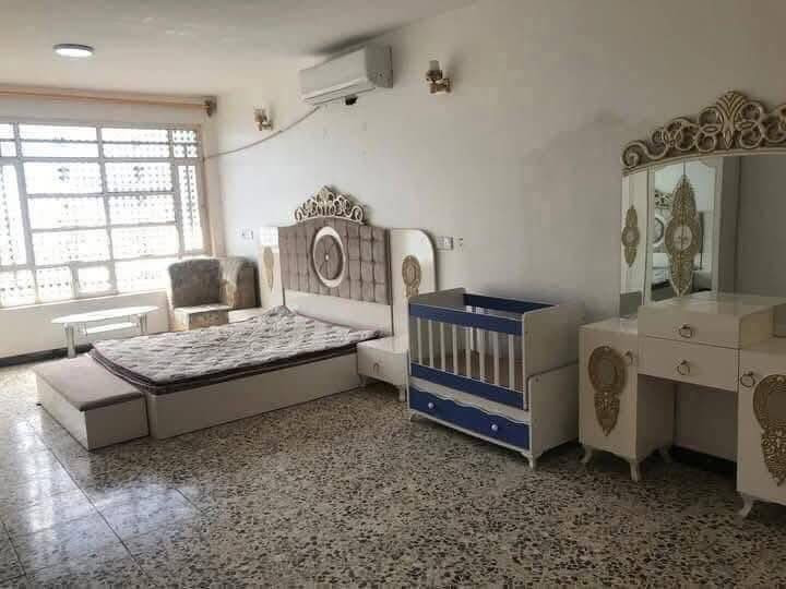 السلام عليكم الدار للبيع مساحه ٢٣٨ متر الواجهه ٨ونص م والنزال 28 م يحتوي على طابقين في الكماليه البستان طابو زراعي قرار ٢٥  الطابق الأول متكون من كراج وحديقة وصحيات خارجية 
واستقبال 8 م وهول 6م وغرفه 5 م وصاله وحمام داخلي ومنور تواليت داخلية ومطبخ بارد ومطبخ حار بالترك أضافه الى الطابق الثاني متكون من 4 غرف نوم كاملة +صحيات كاملة والسطح مطبك شتايكر علمًا ان البيت فارغ  الموقع في البستان قرب المدرسة الأهلية السعر  ١٥٥  مليون بي مجال المراجعه مع مكتب دلالية ابو فراس العتابي ***********وابو محمد الشمري ***********🌹🌹🌹🌹
