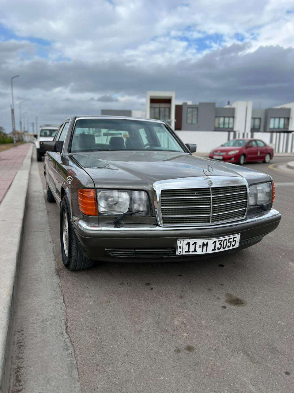 بسم الله مشاء الله
مارسيدس رئاسي جامبو300se موديل 1991 
مكينه بلاد عنكبوت قبق اسود 
كير ومكينه سيرفس كامل بدون اي نقص 

دبل هورن 
دبل مروحه
دبل فيت بم
اريل كهرباء2
كهربائيات سياره كلها شغاله
تبريد شغال خير من الله 
حداديه اماميه خلفيه كله جديد
عوازل حراره وصوت غرفه كامله
غرفه نظفيه 80‎%‎ سياره كلش حلوه ومرتبه 
نقص السياره سلايد او فتحه السقف سجه مكسوره فقط كهربائيات شغاله 
السعر 75 وبيها مجال بسيط استفسار اكثر على الرقم موجود واتساب *********** مكاني بغداد حي جهاد بغداد, العراق
