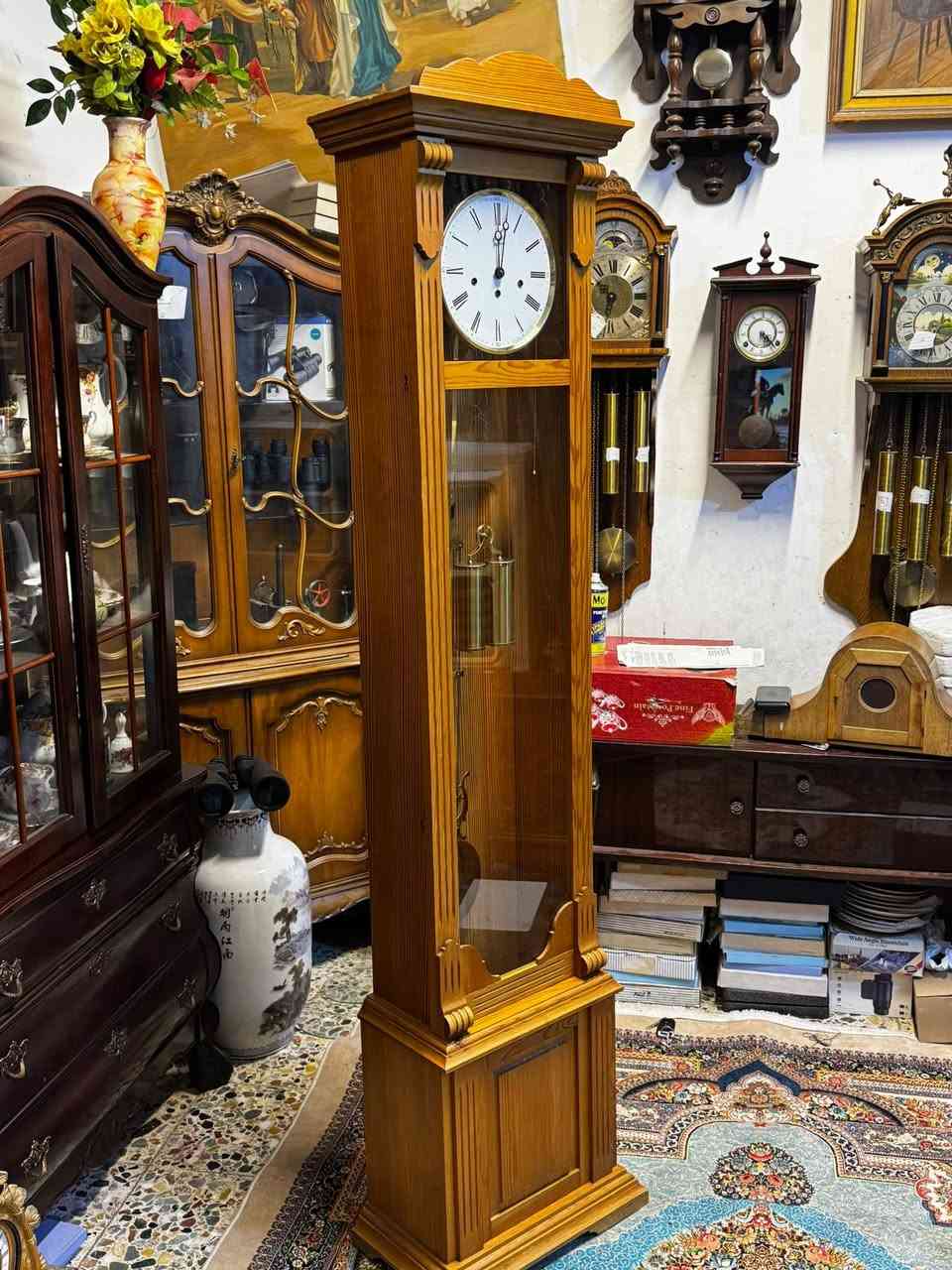 . ساعة بندولية أرضية (Grandfather clock) من ماركة هيرمل (Hermle) الألمانية، وتحديداً موديل "تشارلوت" دقاقه كل ربع ساعه تعلن الوقت مصنوعه من خشب الكرز.تتميز بهيكل خشبي صلب مع أجزاء زجاجية مشطوفة لإظهار البندول والأوزان النحاسية.يعمل هذا الموديل بنظام الأوزان الداخليه و (تكوِيك) كل 8 أيام.مكاني بغداد يوجد توصيل


**إذا كنت صاحب هذا الإعلان وتريد حذفه لأي سبب، رجاءا أرسل رسالة إلى الدعم الفني**