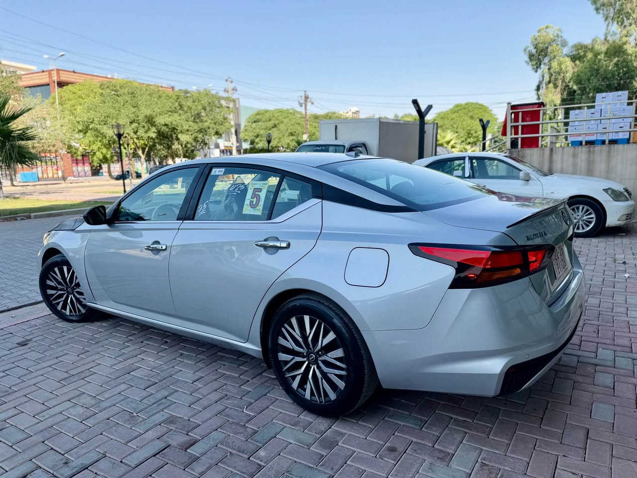 � نيسان ألتيما الشكل الجديد 2025 SV🚗
تفاصيل اكثر :
***********

🔹 المواصفات:فول ماعدا فتحة SV 

 • الموديل: 2025
• المحرك: 2.5
• حجر بيئة بلادي 
• توقف ذاتي + مانع اصطدام
• قيادة آلية مع نظام المسار
• رادارات أمامي وخلفي
• الأبواب بصمة
• لايتات LED بلادي
• تحكم كامل  الستيرن (فول تحكم)
• خروج عن المسار ( يهتز لستيرن ) 
٠تايرات جديد شريكة 
٠ويالة شريكة جديد
• تشغيل عن بعد
٠ماشي :٢٢الف ميل
• نظافة مثل ما موضحة بالصور

الضرر: باب ورا نفر صبغ بدون دواخل بشرط +مكانين بارد

بدون دواخل والراديترات بلاد

٠ رقم كاتي يترقم شمالي 
كاتي مكسور 
💰 السعر: 144$ (وبيها مجال)

📍 الموقع: كلار او خانةقين خناقين, ديالى
