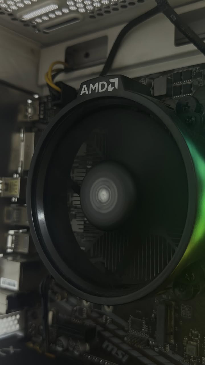 CPU: AMD 5500 TRAY
————————-
GPU: MSI VGA RTX 4060 VENTUS 2X BLACK 8G OC
————————-
M.B:MSI A520M-A PRO
————————-
RAM: XPG DDR4 16GB 3600MHZ. D35G WHITE RGB
————————-
SSD: 1TB GIGABYTE
————————-
POWER SUPPLY: THERMALTAKE -650W LITE POWER RGI
————————-
CASE: THERMALTAKE VIEW 200 TG ARGB WHITE
(3 FAN RGB)
————————-
السلام عليكم 
تجميعه احترافيه 
للالعاب القويه والمونتاج 
استخدام قليل جداً القطع عله وضع الشركه مامفتوحات حته الكارت بعده بالستيكر كل القطع برانداات قويه ومعروفه 
**** تحتوي وندوز اصلي مفعل
((كل شي موضح بالصور حته فحص كارت الشاشه تحت الضغط))
السعر: مليون و100 الف
العنوان: البصره - القبله
واتس اب : ***********
