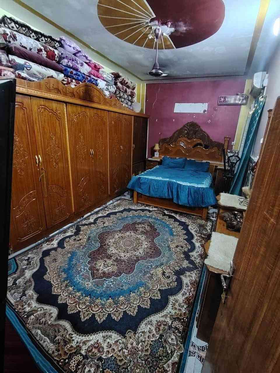 بيت 200 متر   التضحيه حي ام البنين موجود كافه  الخدمات  تبليط يحتوي عله غرفتين وصاله كبيره ودوانيه ومطبخين وحمامين  وصحيات خارجية حمام وتواليت    ويحتوي عله شقه درج خارجي وداخلي. تحتوي الشقة عله غرفه وصاله ومطبخ وصحيات  البناء رباط كونكريت و بلوك الدوز  عكاده البناء الفوك فرمستون  السعر 125 وبيه مجال للشراي *********** بيه وات ساب
