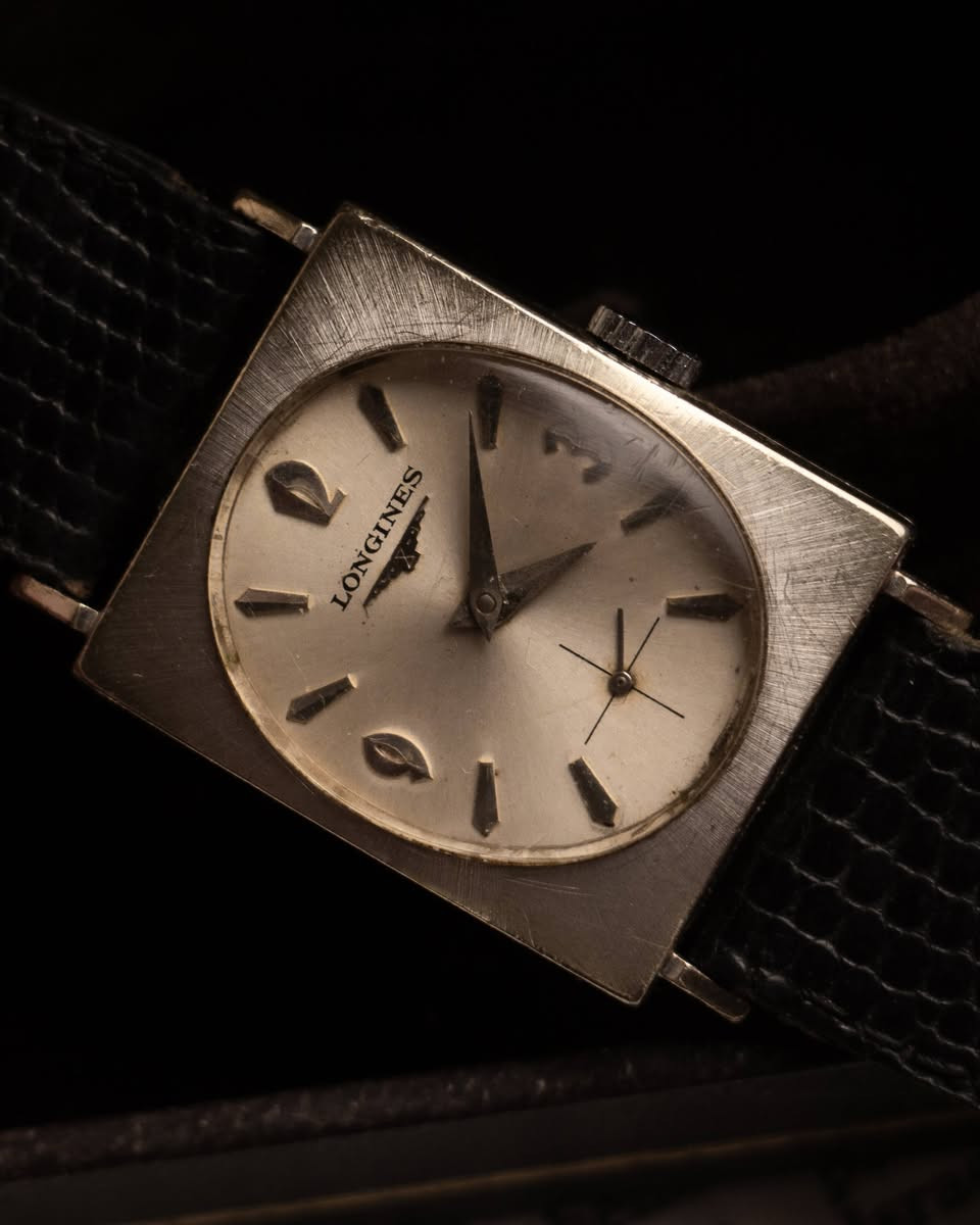 LONGINES TANK vintage 1960 swiss made 
قطعه نادره من لونجين بتصميم تانك انتاج ستينات 
🕟كيس بزل تغليف ذهب ابيض ممتلئء بالكامل 10K 
🕟 ميناء لون سيلفري معتق 
🕟 الارقام ذهب ابيض بالكامل
🕟 عقارب نوع دوڤين مغلفه بالذهب الأبيض 
🕟 ماكنه نصب تكويك 17 جوهره وقت مضبوط بالثانيه
🕟 عيار الحركه 370
🕟 الرقم المرجعي 12825280
🕟 سنتر ثواني منفصل 
🕟 علبه لونجين الاصليه 
🕟 قفل لونجين اصلي 
🕟 مهتم بالسعر راسل خاص او أتصل 
*********** واتس آب
