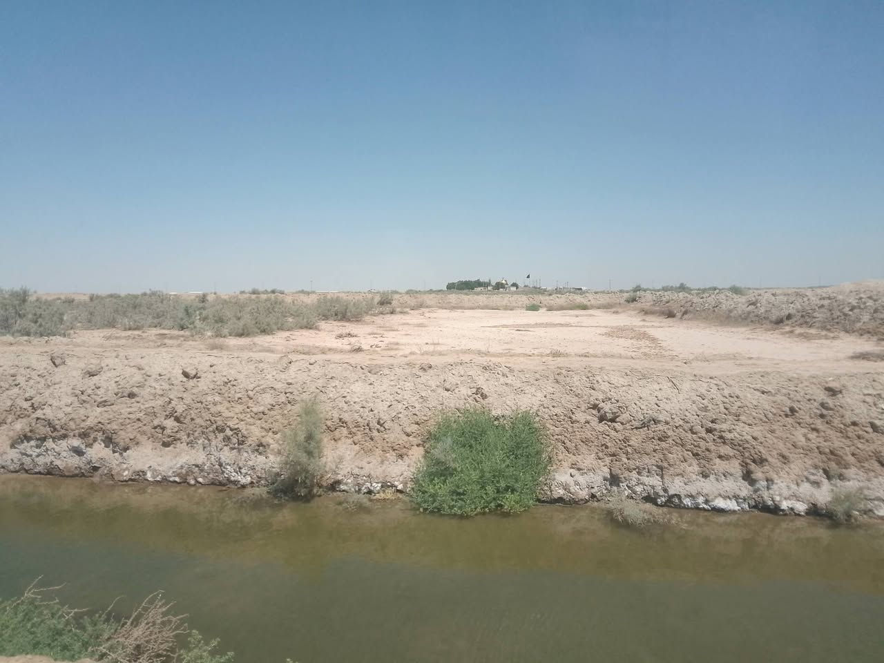 للبيع ارض زراعية في النجف قرب عين ومقام الامام الحسن عليه السلام الأرض
عن الامام الحسن كيلو فقط وعن الشارع العام كيلو فقط
مساحتها 50دونم عقد جديد بسمي يحتوى على بئر فواروكهرباء قريبة جداً  الأرض طينية جاهز للزراعة ومسوترة يمها معامل دواجن وزراعة وتصلح سكن موقعها ممتاز مكفول من كل المشاكل العشائرية تنازل بسمك للعقد ثاني يوم
سعرها 32 مليون بيها مجال 
الاتصال/*********** وبخدمتكم
