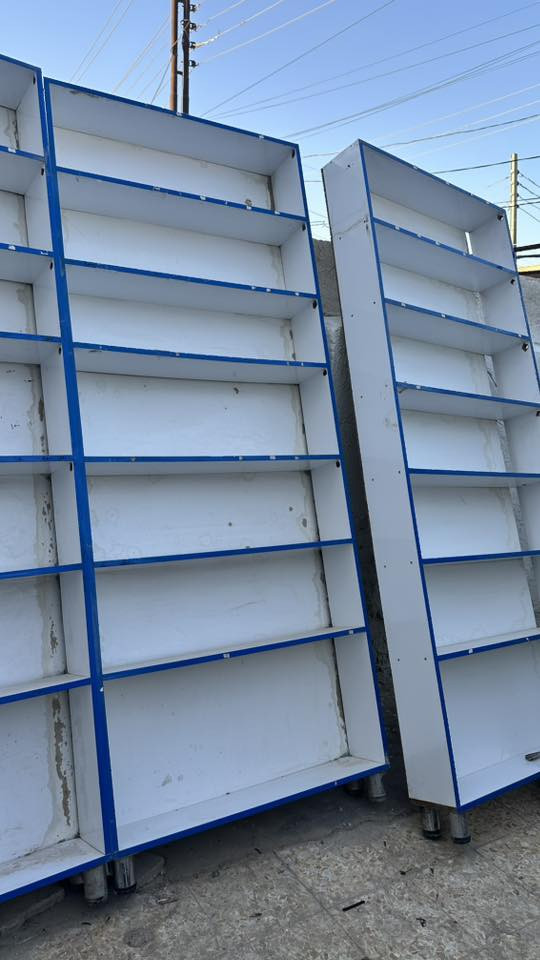 فاترينات عدد 7 مع عارضة كرزات مع عارضة اجبان مع بطحيات عدد 2  ميز دخل مع ملحقات مع عارضة عمودية نوال 
كلهن شغالات ماعدا وحدة من البطحيات جانت تشتغل لكن هسه تشتغل بس متبرد 
ابيعهن كلهن شلعه وحدة بمليونين ونص مكاني نجف 
***********
