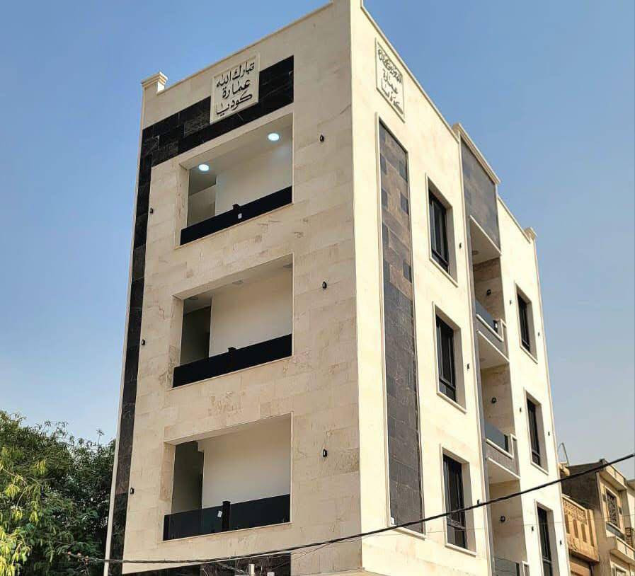 بناية تجارية ركن للبيع 
بناء سنة 2025
تقع في المنصور / دور السود / الشارع العريض / قرب المركز الصحي النموذجي في المنصور
مساحتها 50 متر واقع الحال 66 متر  
الواجهة 11 متر 
تقع على شارع عريض جداً 
واردها الشهري ثلاثة ملايين دينار عراقي 
(3,000,000)
‎تحتوي على 4 شقق وتحتوي كل شقة على ( غرفتين نوم - صالة -مطبخ -صحيات )

السعر 620 مليون وبيها مجال لاتصال ***********
