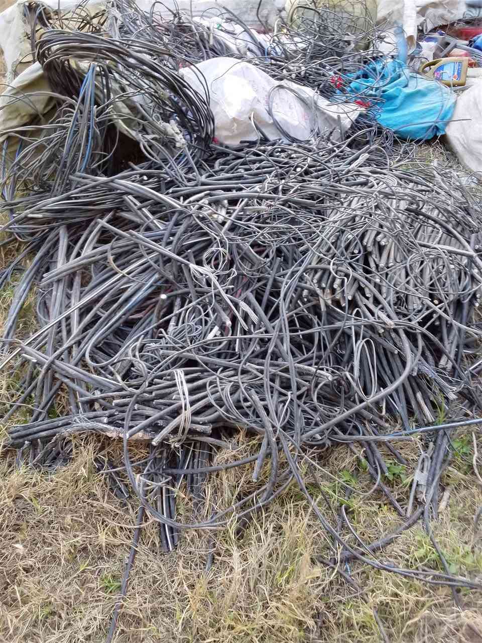 للبيع مطروح كمية تقريبا 2طن ونصف ***********
