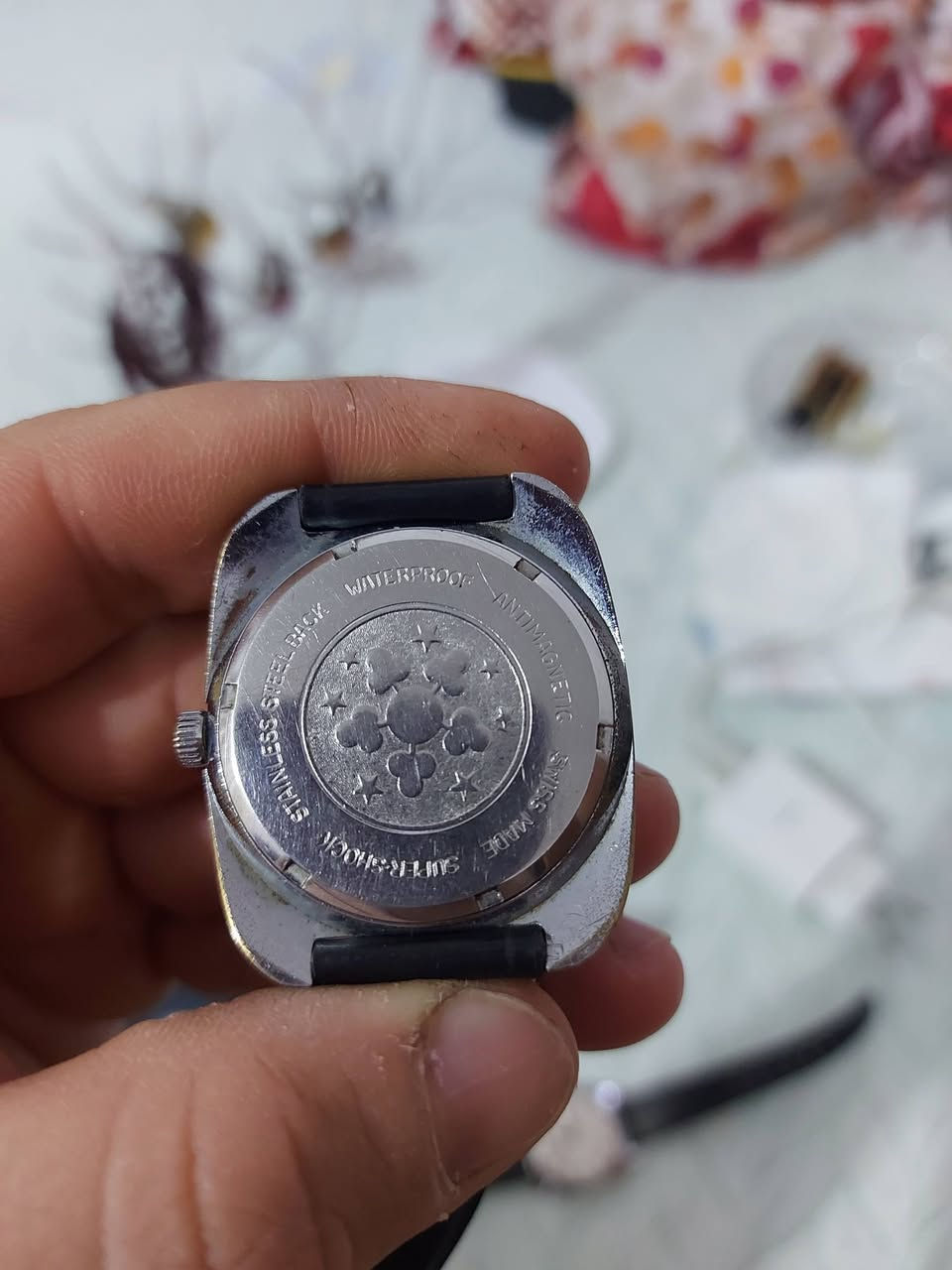 ساعة ستزن سير حديد نضافة ٩٠ % 
ماركة: Citizen
الحركة: أوتوماتيك (ميكانيكية ذاتية التعبئة)
عرض اليوم والتاريخ (Day-Date) عند الساعة 3
مقاومة للماء (مذكور: Water Resist)
خامة: ستانلس ستيل
رقم العلبة الخلفي يظهر:
4-650263 Y
61-8519
GN-4W-S
التحليل:
غالباً تعود لفترة السبعينات .
عيار الحركة (Caliber) على الأغلب من سلسلة 6500.
تصميمها كلاسيكي بسيط شائع في موديلات Citizen الاقتصادية الجيدة في ذلك الوقت.
هذه الساعات كانت تُنتج في اليابان وتُعرف بالتحمل والاعتمادية.
القيمة التقريبية:
 تعمل جيداً وحالتها ممتازة: السعر التقريبي بين 50 – 90 دولار 
.
.
السعر المطلوب ٦٠ الف 
.
.
.
.

.
ثانياً: ساعة Jupiter De Luxe – 17 Jewels Super Shock
المواصفات:
ماركة: Jupiter
17 Jewels (17 حجر)
Super Shock (نظام مقاومة صدمات للحركة)
Antimagnetic
Stainless Steel Back
Swiss Made
التحليل:
على الأرجح تعود لفترة الستينات أو السبعينات.
ماركة Jupiter ليست من الماركات السويسرية الفاخرة، لكنها من العلامات المتوسطة القديمة.
كونها 17 حجر يعني أنها حركة ميكانيكية تقليدية جيدة لتلك الفترة.
القيمة التقريبية:
إذا كانت تعمل جيداً: بين 40 – 90 دولار تقريباً.
تعتمد كثيراً على الحالة ونظافة الميناء.
.
.
السعر المطلوب ٢٠ الف 
.
.
.
.
.
.
ثالثاً: ساعة Citizen Automatic – 17 Jewels (القرص الأبيض بأرقام عربية كبيرة)
المواصفات الظاهرة:
Citizen Automatic
17 Jewels
عرض يوم وتاريخ
مذكور: Parawater (وهي تسمية قديمة لمقاومة الماء لدى Citizen)
التحليل:
هذه أيضاً غالباً من السبعينات.
موديلات Parawater كانت مرحلة انتقالية قبل استخدام كلمة "Water Resistant".
تصميم الأرقام العربية الكبيرة يجعلها مرغوبة قليلاً بين هواة الساعات الكلاسيكية.
القيمة التقريبية:
بين 70 – 150 دولار حسب الحالة والصيانة.
.
.
.
السعر المطلوب ٤٠ الف


**إذا كنت صاحب هذا الإعلان وتريد حذفه لأي سبب، رجاءا أرسل رسالة إلى الدعم الفني**