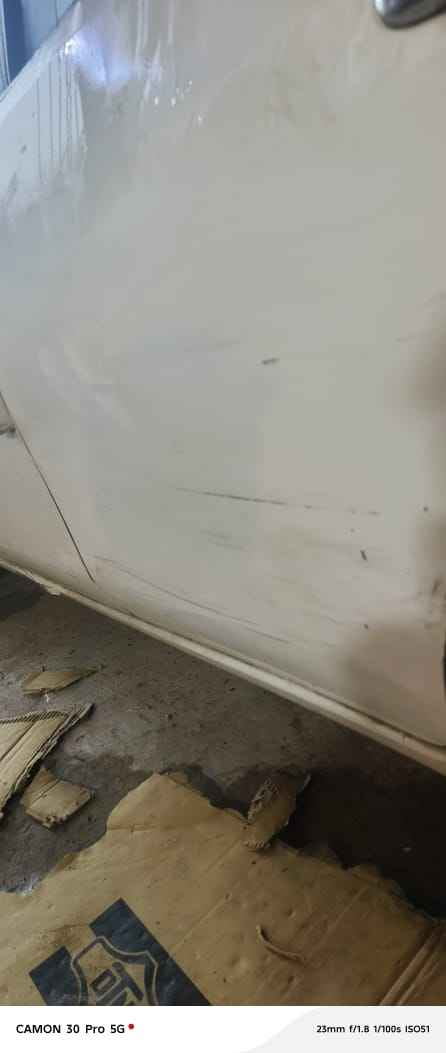 السلام عليكم نيسان سني هندي مديل 2021 سنويتها  نهايه 26  رقمها اربيل كير مكينه مكفول سياره بيت ماشيه 55 الف بيه الباب وره السايق انشخط وماعجبني ابقيها مشخوطه فصبغته ربع ربع الباب موجوده بلصور الضربه قبل وبعد  الباقي مكفول السياره معتني بيها دهن المكينه تبديله كل 5 الف لكو مولي وكاله موجود بلصور مكانها البصره ابو الخصيب *********** السعر 108وبيها مجال ابو الخصيب, البصرة
